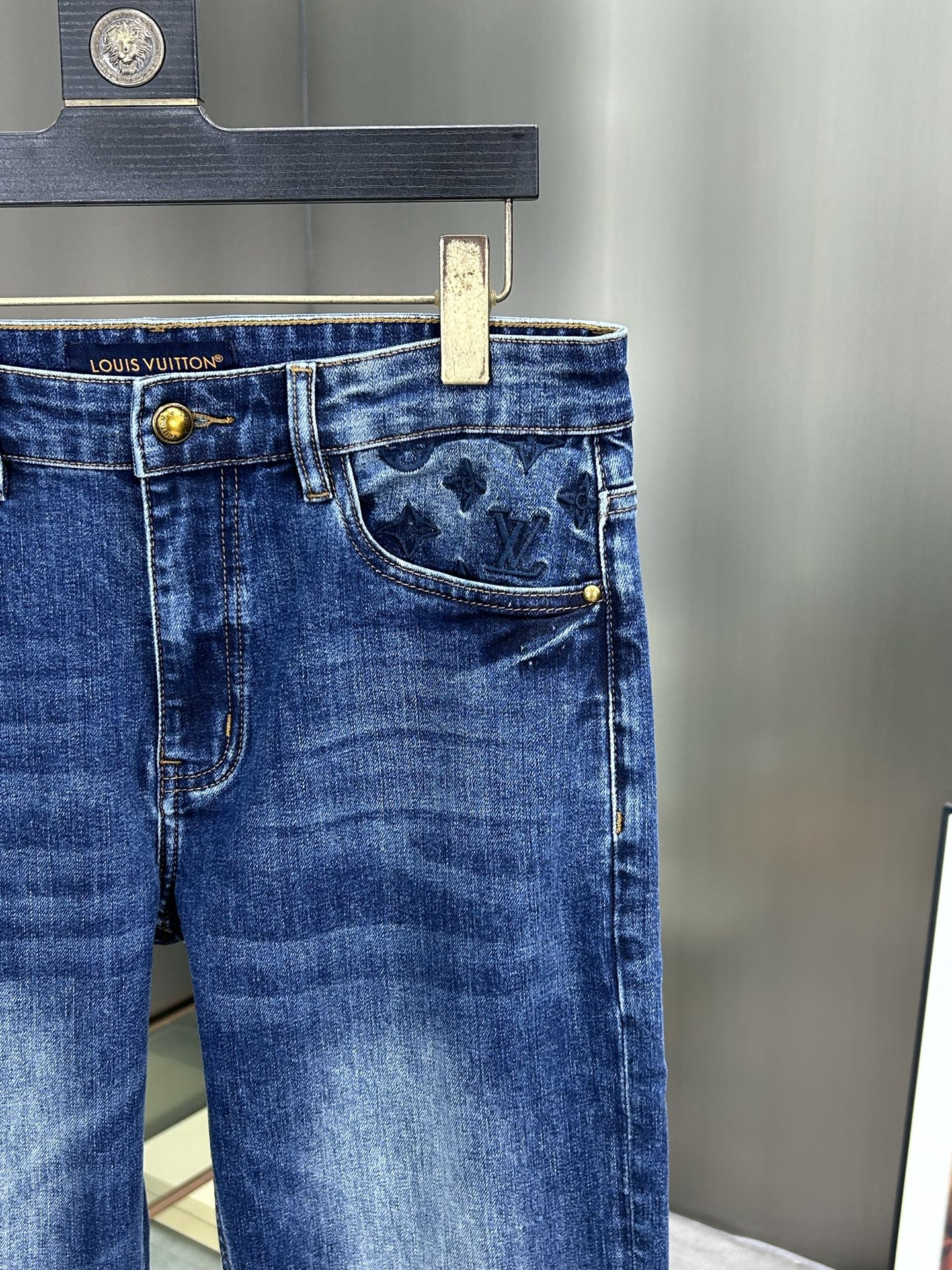  LV 25新款牛仔裤休闲版 采用精选原版面料，穿着柔软服适绣气，具有独特弹力纤维不易变形而又耐磨，上身