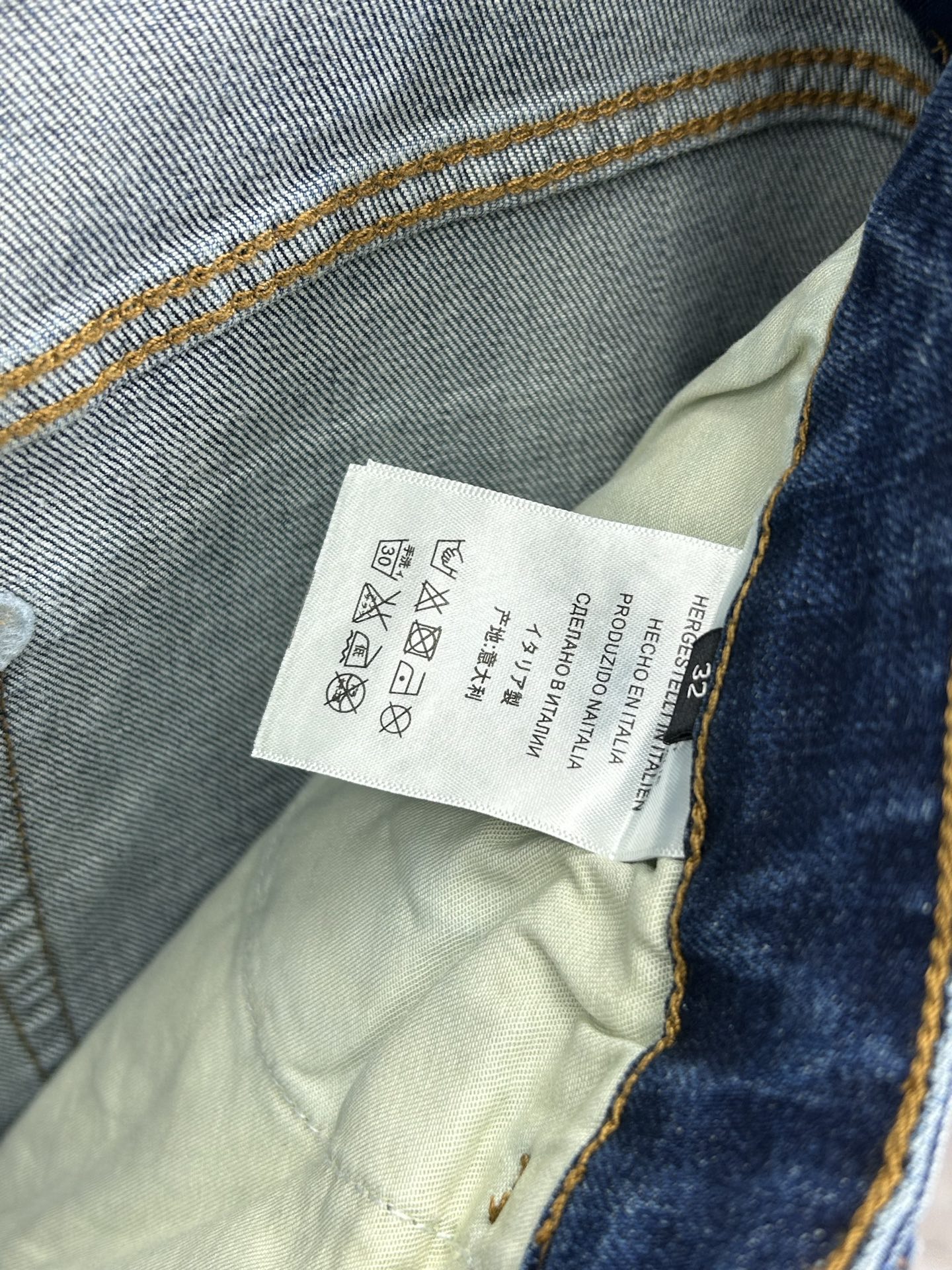  LV 25新款牛仔裤休闲版 采用精选原版面料，穿着柔软服适绣气，具有独特弹力纤维不易变形而又耐磨，上身