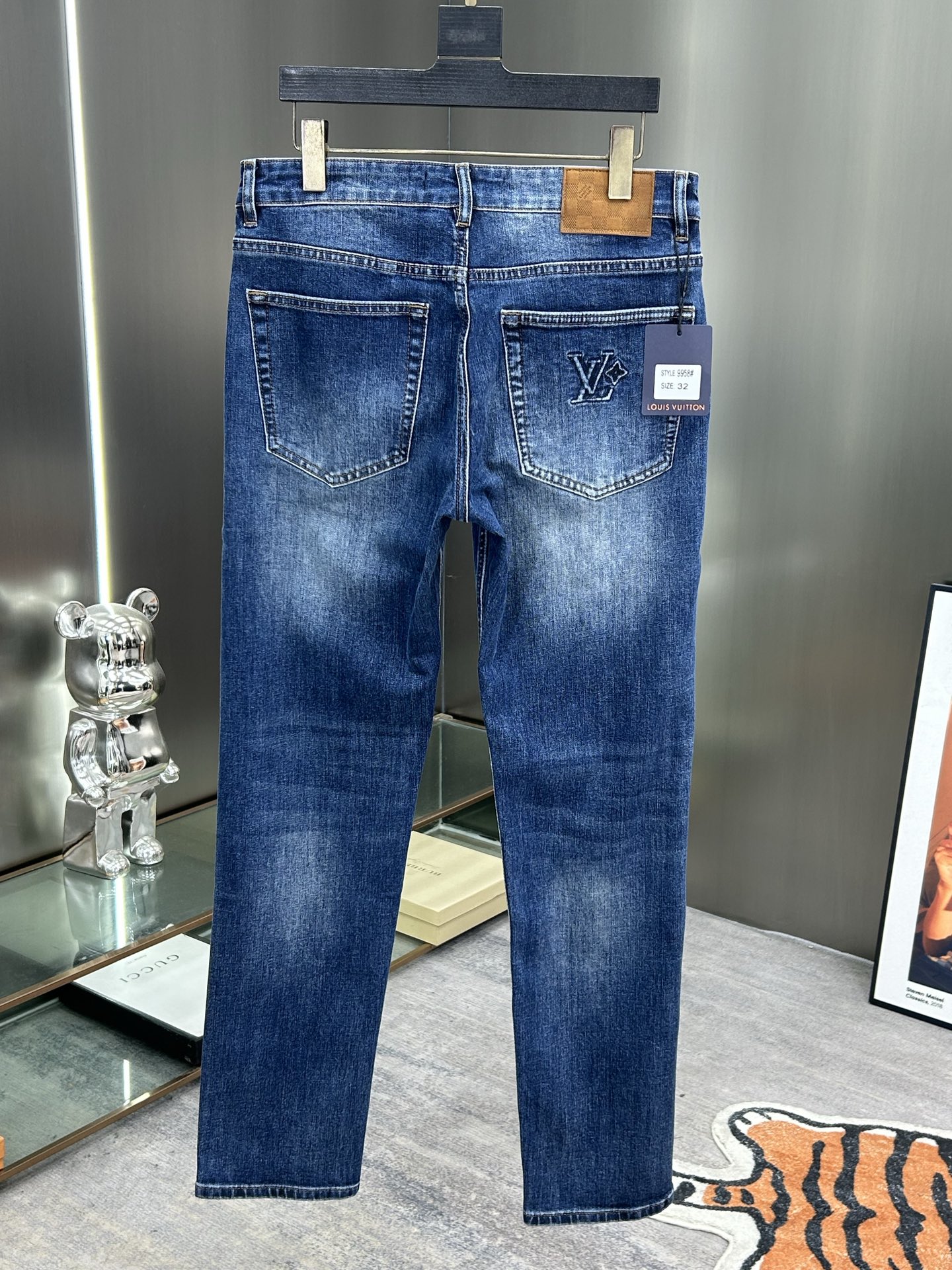  LV 25新款牛仔裤休闲版 采用精选原版面料，穿着柔软服适绣气，具有独特弹力纤维不易变形而又耐磨，上身