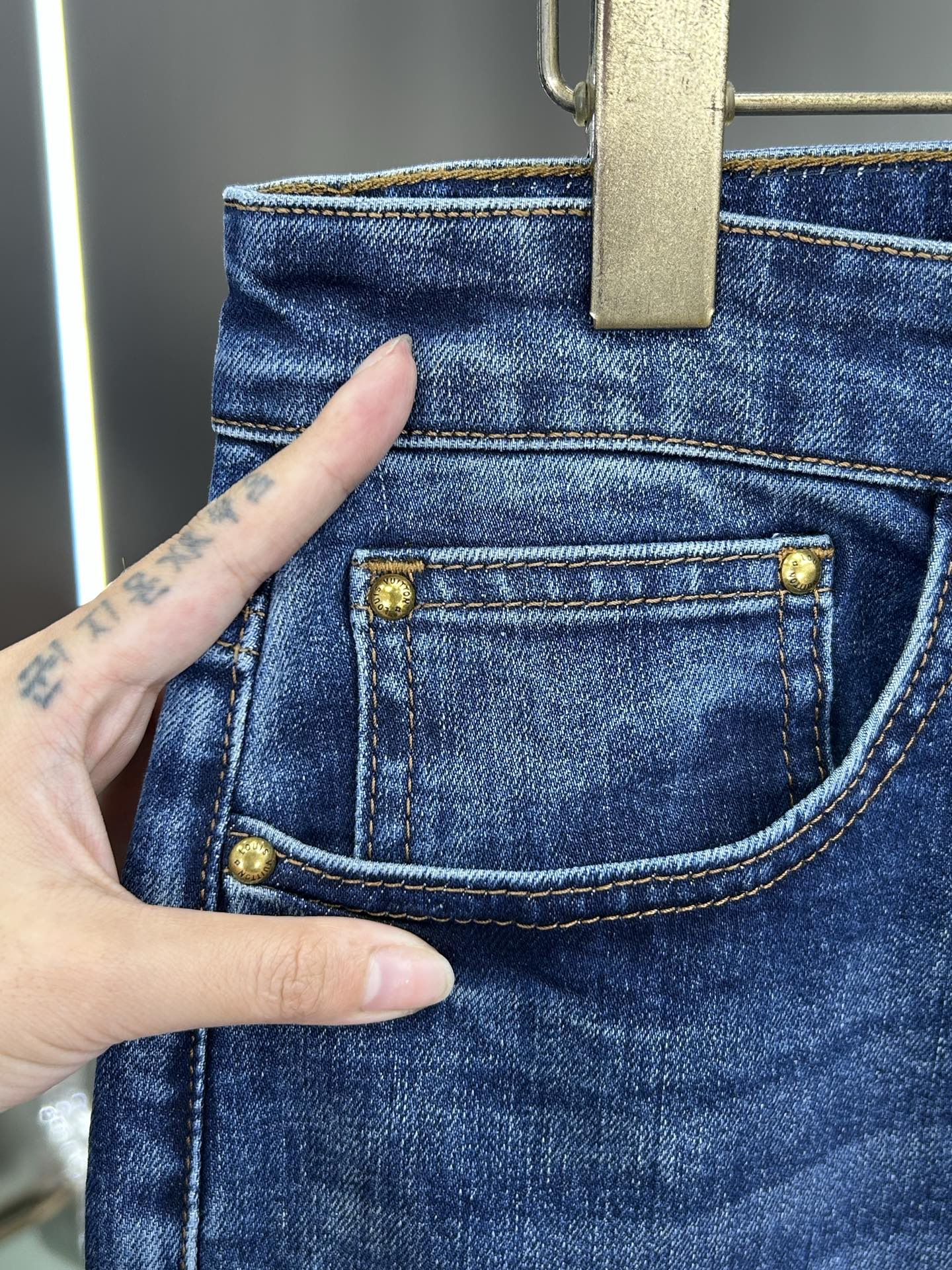  LV 25新款牛仔裤休闲版 采用精选原版面料，穿着柔软服适绣气，具有独特弹力纤维不易变形而又耐磨，上身