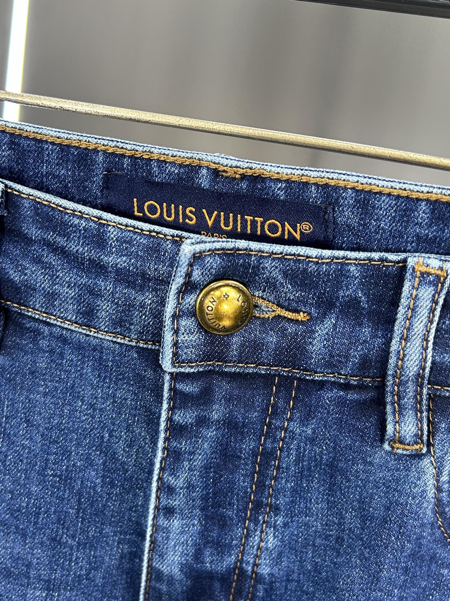  LV 25新款牛仔裤休闲版 采用精选原版面料，穿着柔软服适绣气，具有独特弹力纤维不易变形而又耐磨，上身