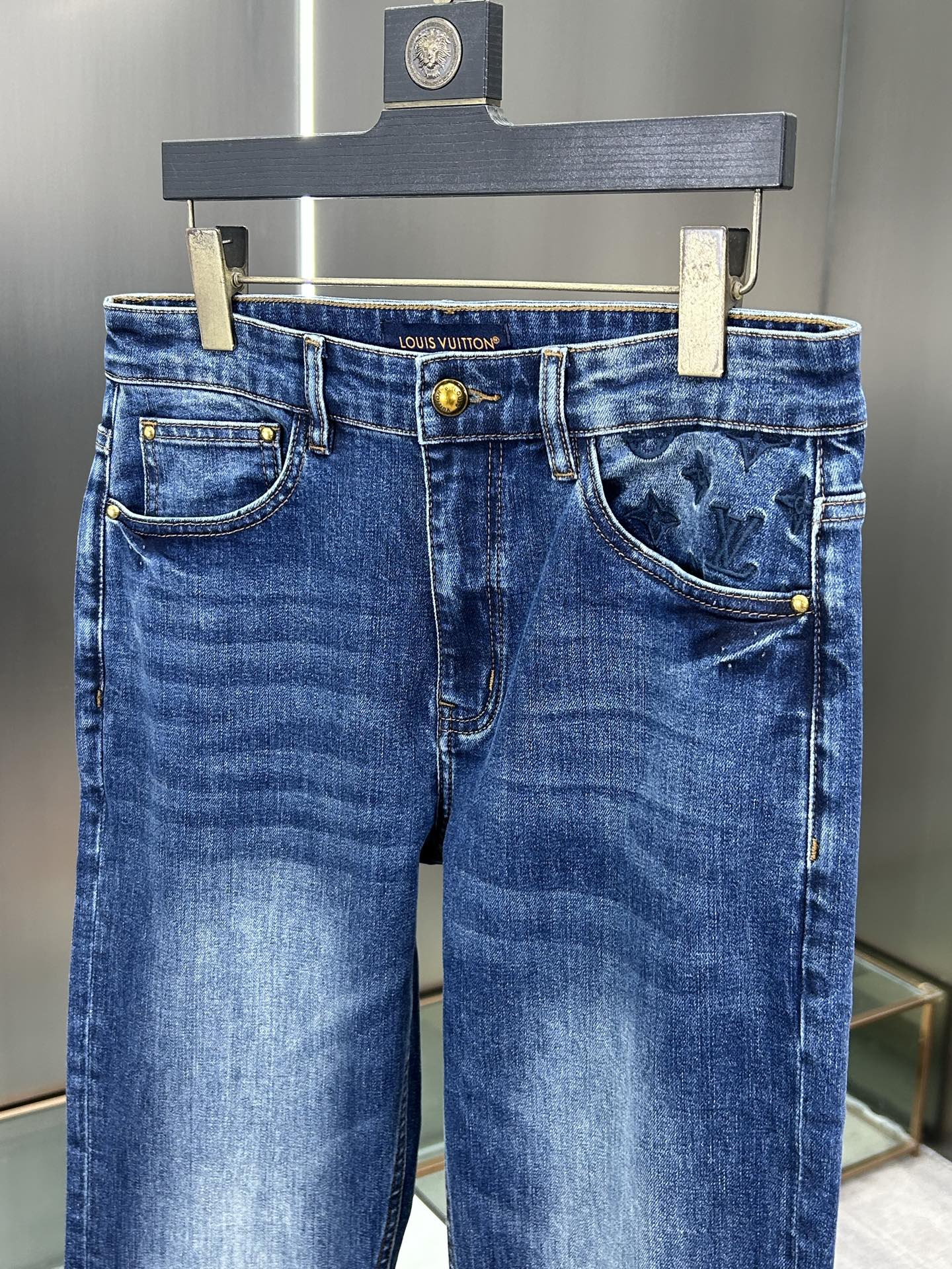  LV 25新款牛仔裤休闲版 采用精选原版面料，穿着柔软服适绣气，具有独特弹力纤维不易变形而又耐磨，上身