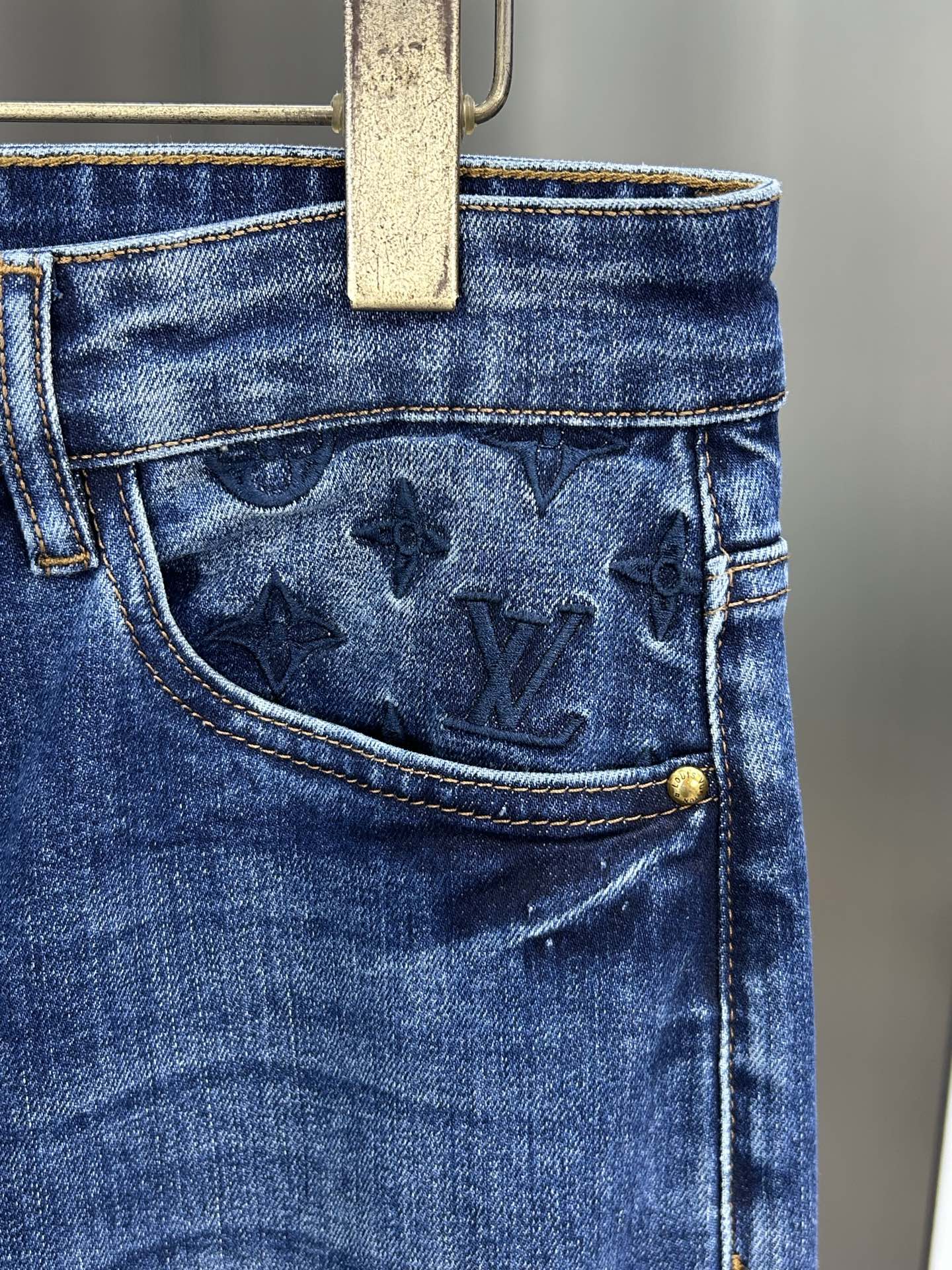  LV 25新款牛仔裤休闲版 采用精选原版面料，穿着柔软服适绣气，具有独特弹力纤维不易变形而又耐磨，上身