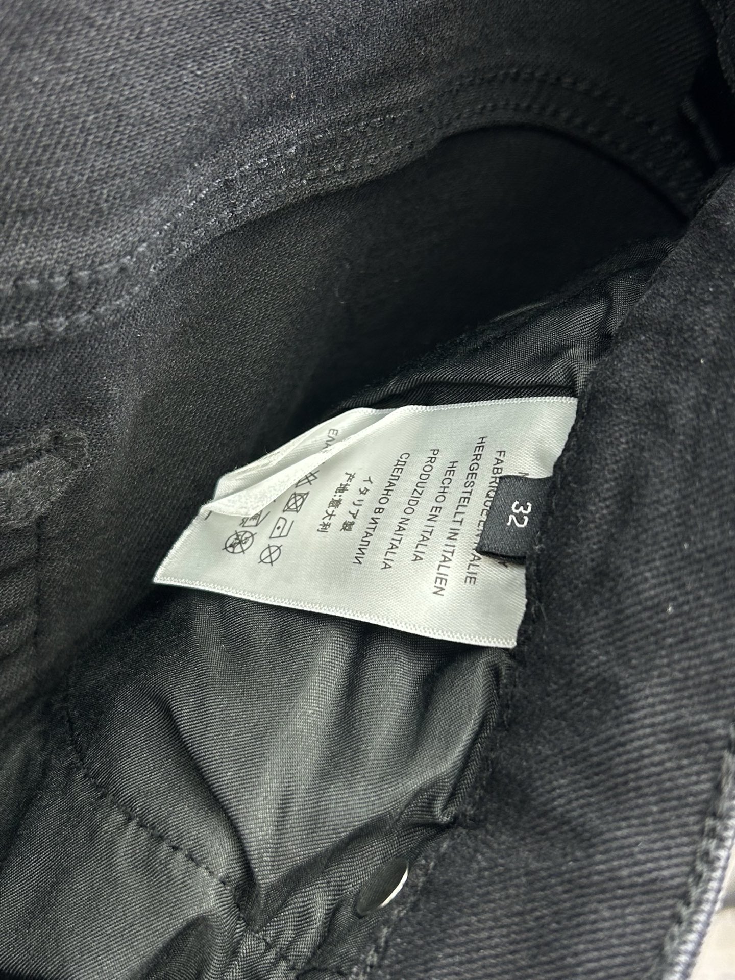  CK 25新款牛仔裤休闲版 采用精选原版面料，穿着柔软服适绣气，具有独特弹力纤维不易变形而又耐磨，上身