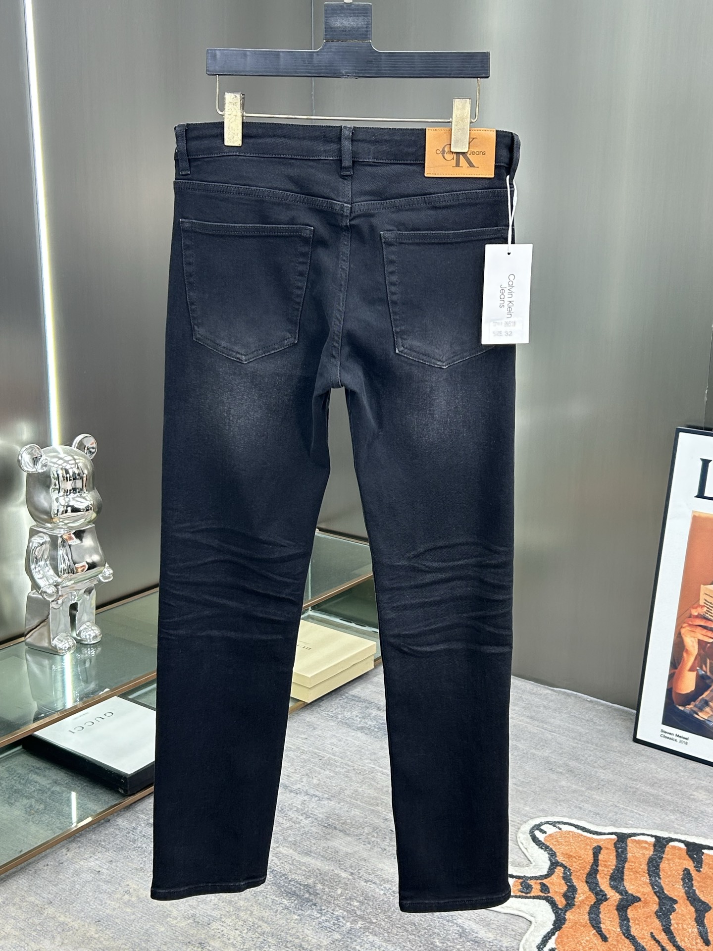  CK 25新款牛仔裤休闲版 采用精选原版面料，穿着柔软服适绣气，具有独特弹力纤维不易变形而又耐磨，上身