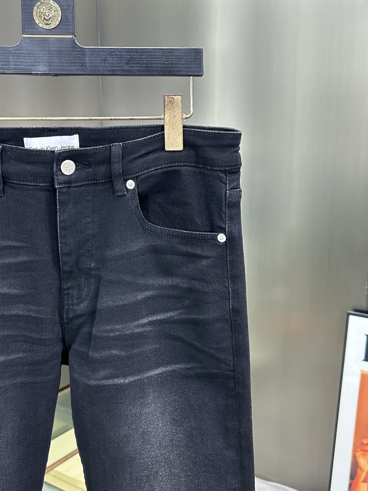  CK 25新款牛仔裤休闲版 采用精选原版面料，穿着柔软服适绣气，具有独特弹力纤维不易变形而又耐磨，上身