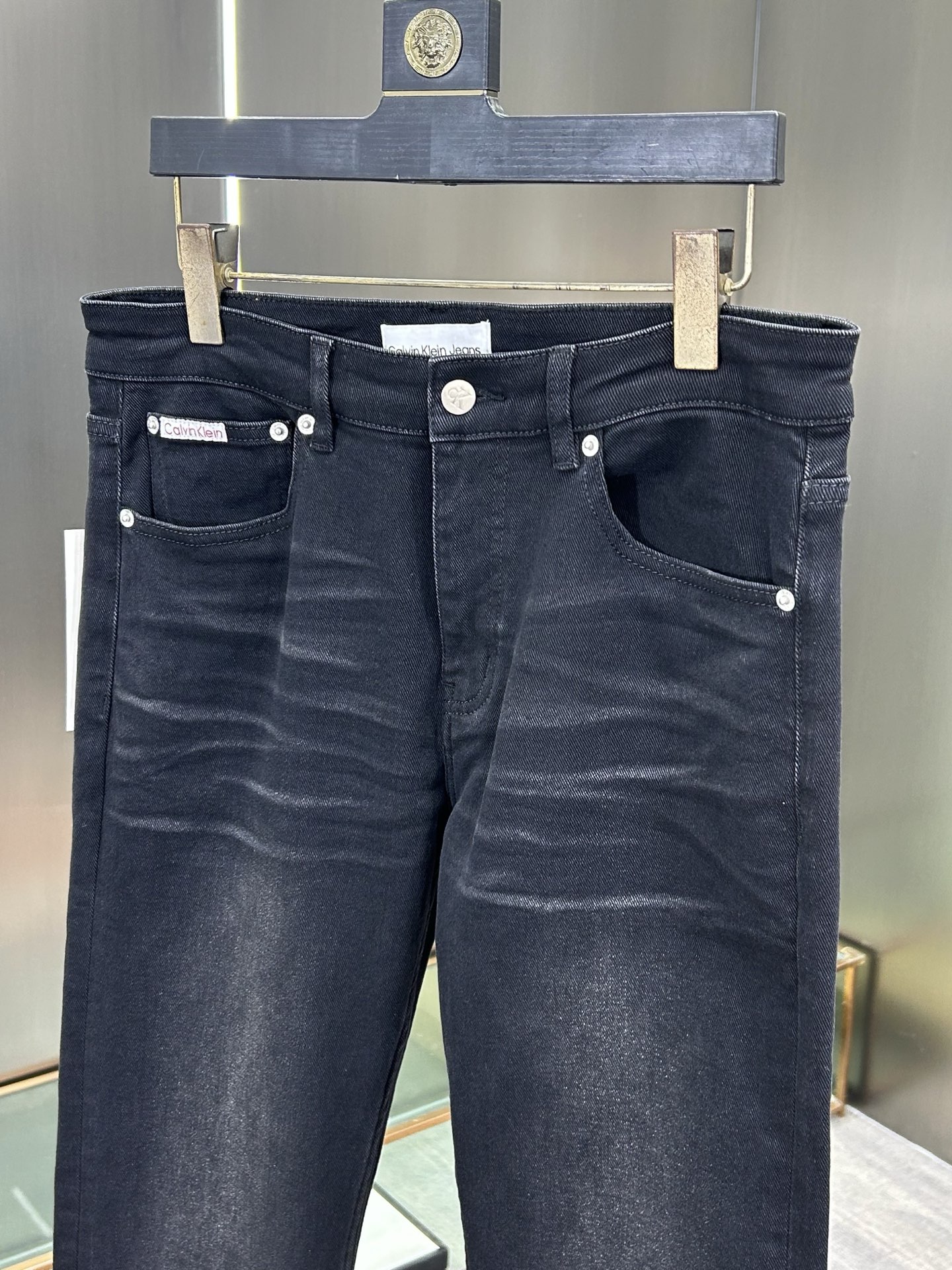  CK 25新款牛仔裤休闲版 采用精选原版面料，穿着柔软服适绣气，具有独特弹力纤维不易变形而又耐磨，上身