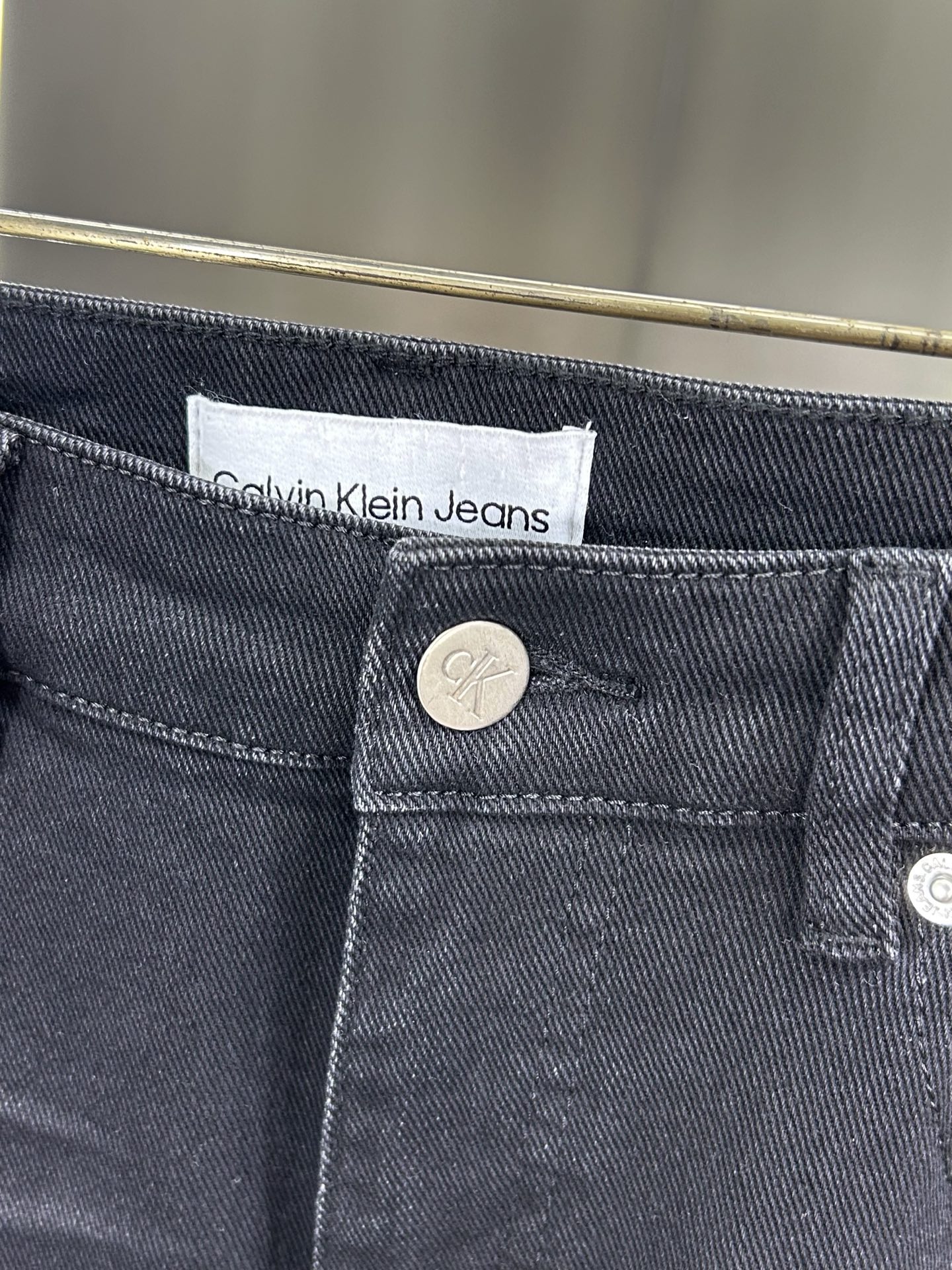  CK 25新款牛仔裤休闲版 采用精选原版面料，穿着柔软服适绣气，具有独特弹力纤维不易变形而又耐磨，上身