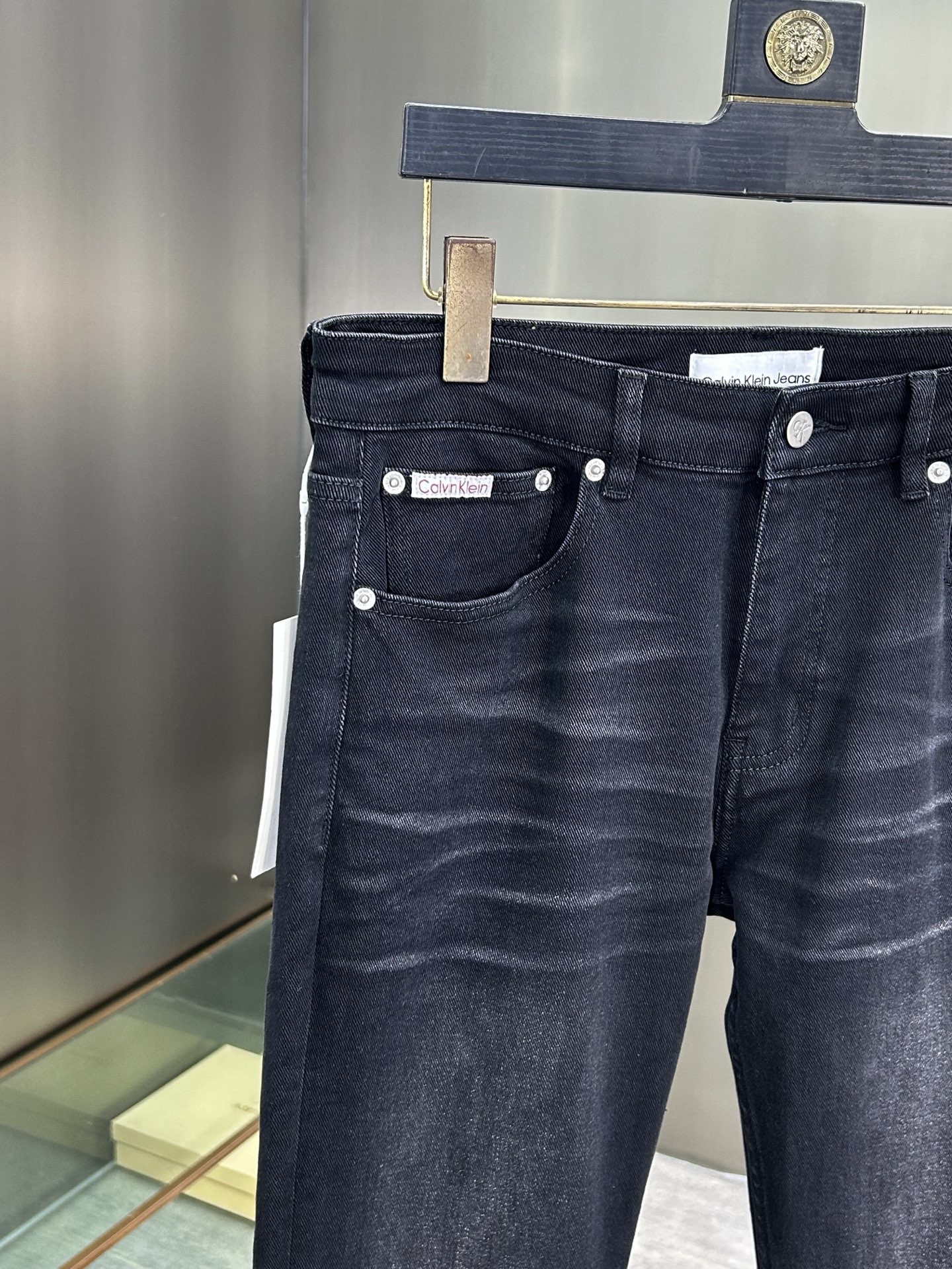  CK 25新款牛仔裤休闲版 采用精选原版面料，穿着柔软服适绣气，具有独特弹力纤维不易变形而又耐磨，上身