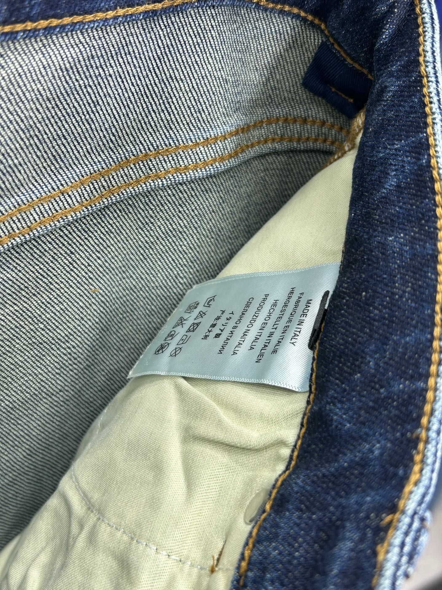  BC 25新款牛仔裤休闲版 采用精选原版面料，穿着柔软服适绣气，具有独特弹力纤维不易变形而又耐磨，上身