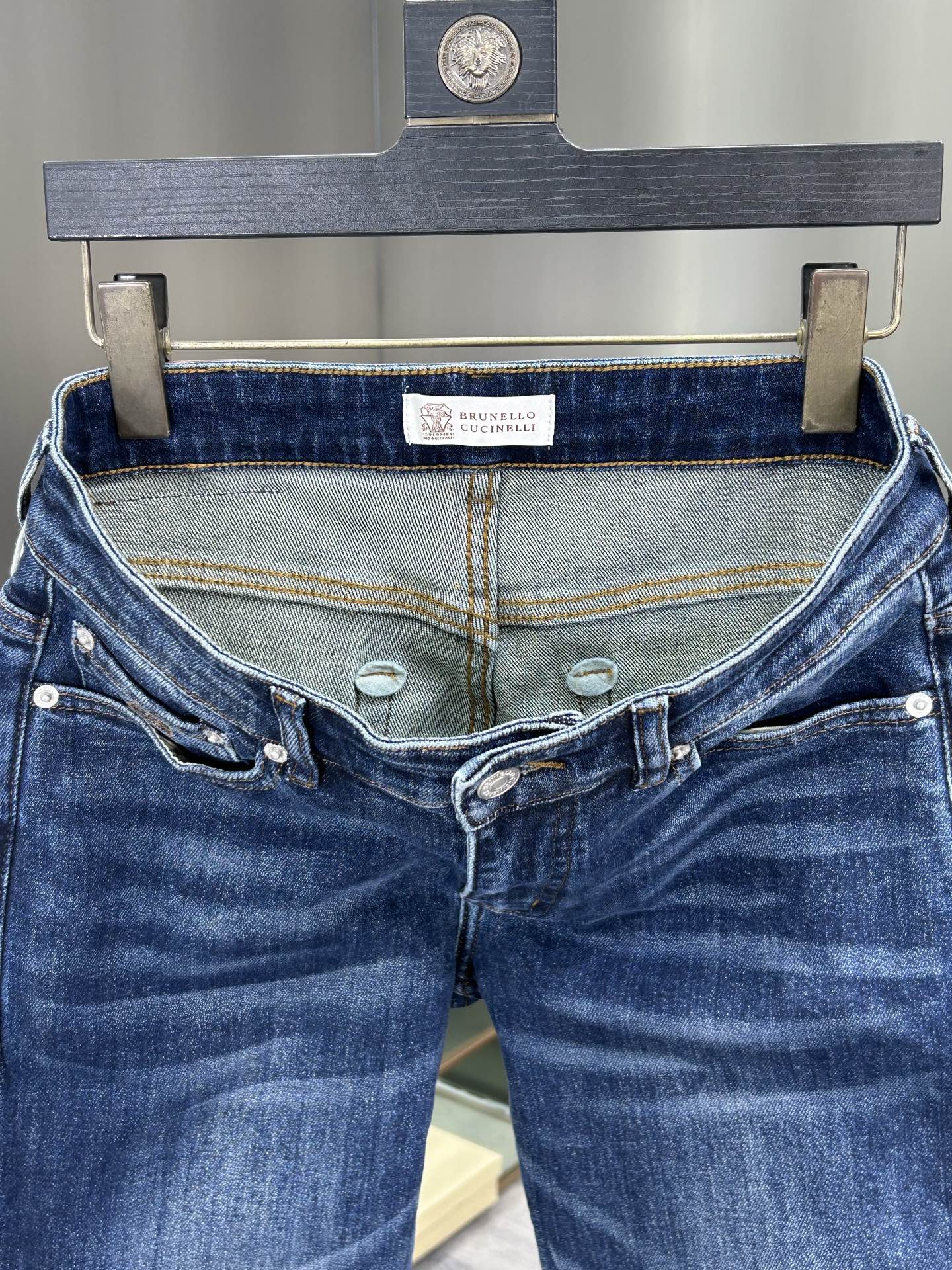  BC 25新款牛仔裤休闲版 采用精选原版面料，穿着柔软服适绣气，具有独特弹力纤维不易变形而又耐磨，上身