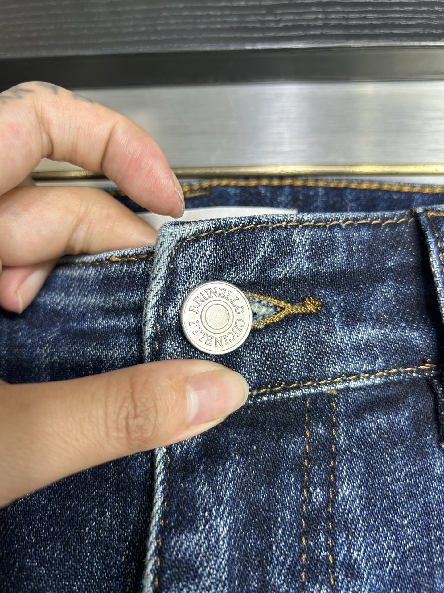  BC 25新款牛仔裤休闲版 采用精选原版面料，穿着柔软服适绣气，具有独特弹力纤维不易变形而又耐磨，上身