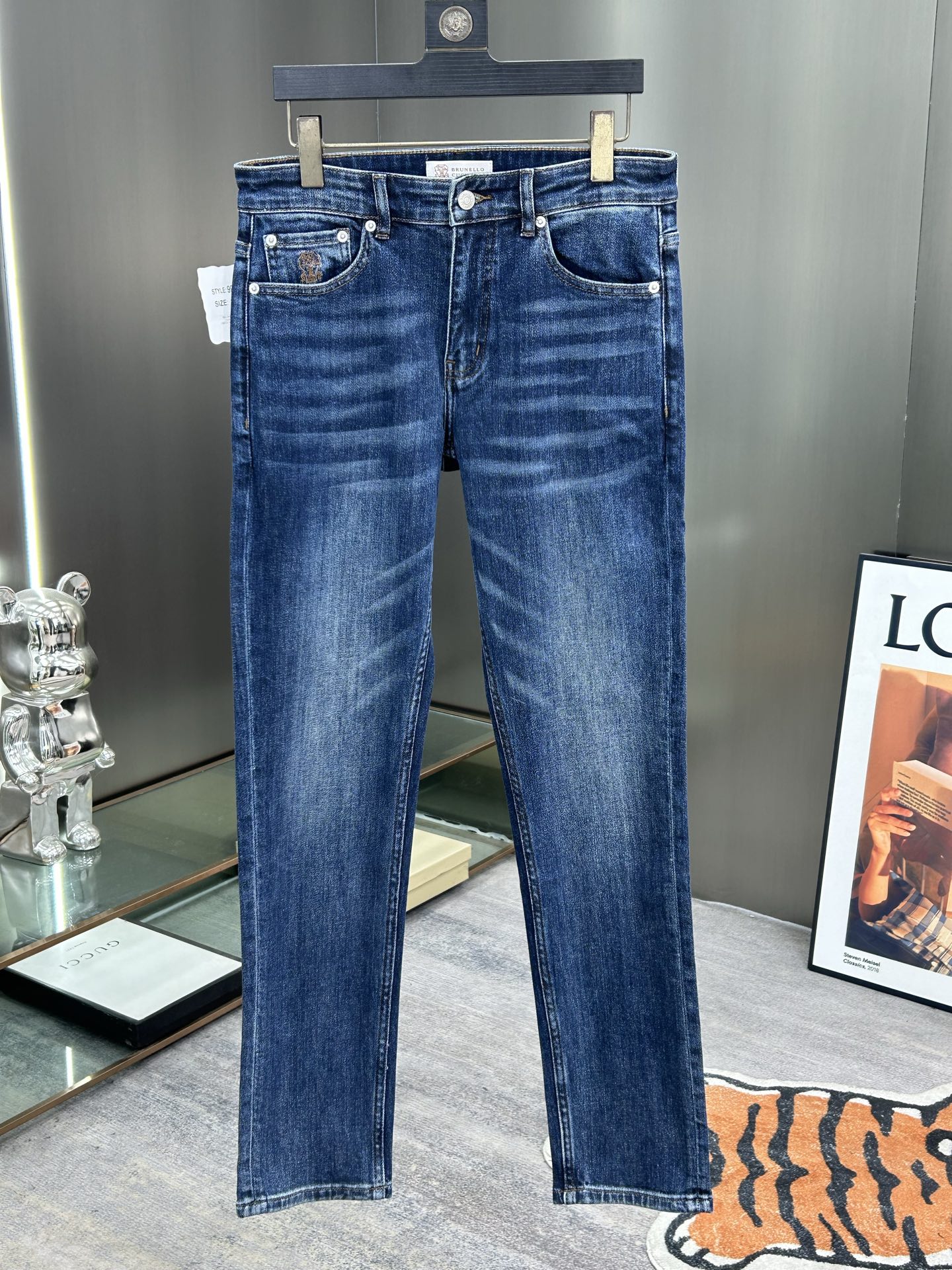  BC 25新款牛仔裤休闲版 采用精选原版面料，穿着柔软服适绣气，具有独特弹力纤维不易变形而又耐磨，上身