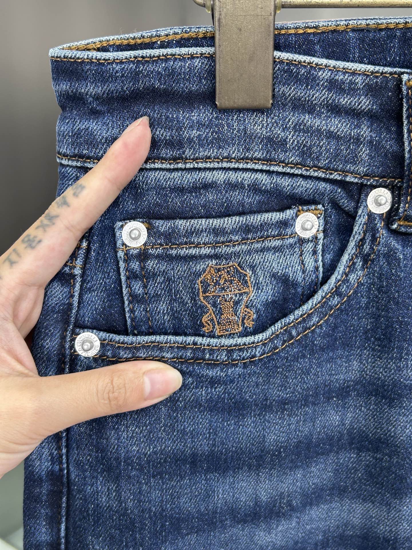  BC 25新款牛仔裤休闲版 采用精选原版面料，穿着柔软服适绣气，具有独特弹力纤维不易变形而又耐磨，上身