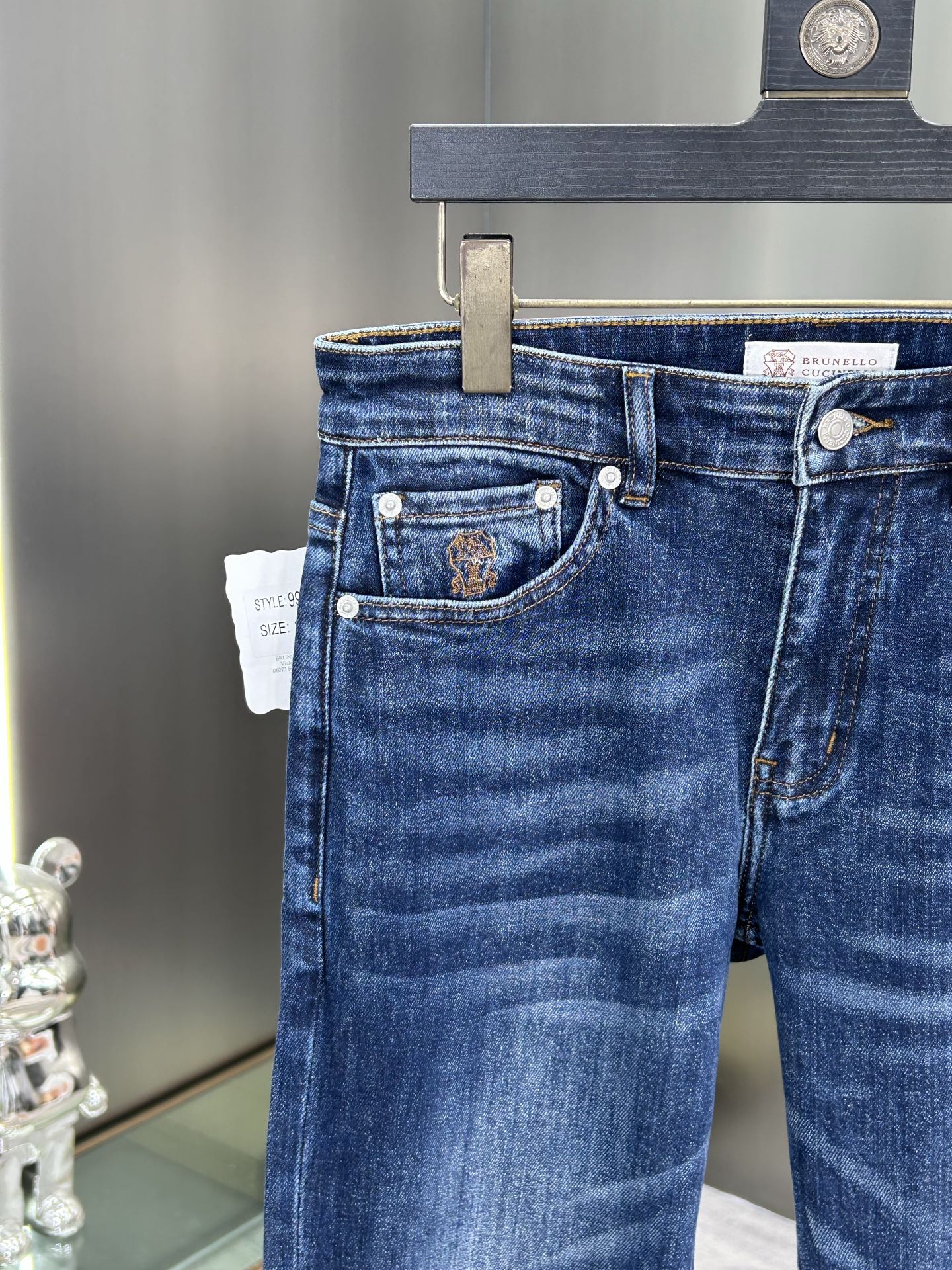  BC 25新款牛仔裤休闲版 采用精选原版面料，穿着柔软服适绣气，具有独特弹力纤维不易变形而又耐磨，上身