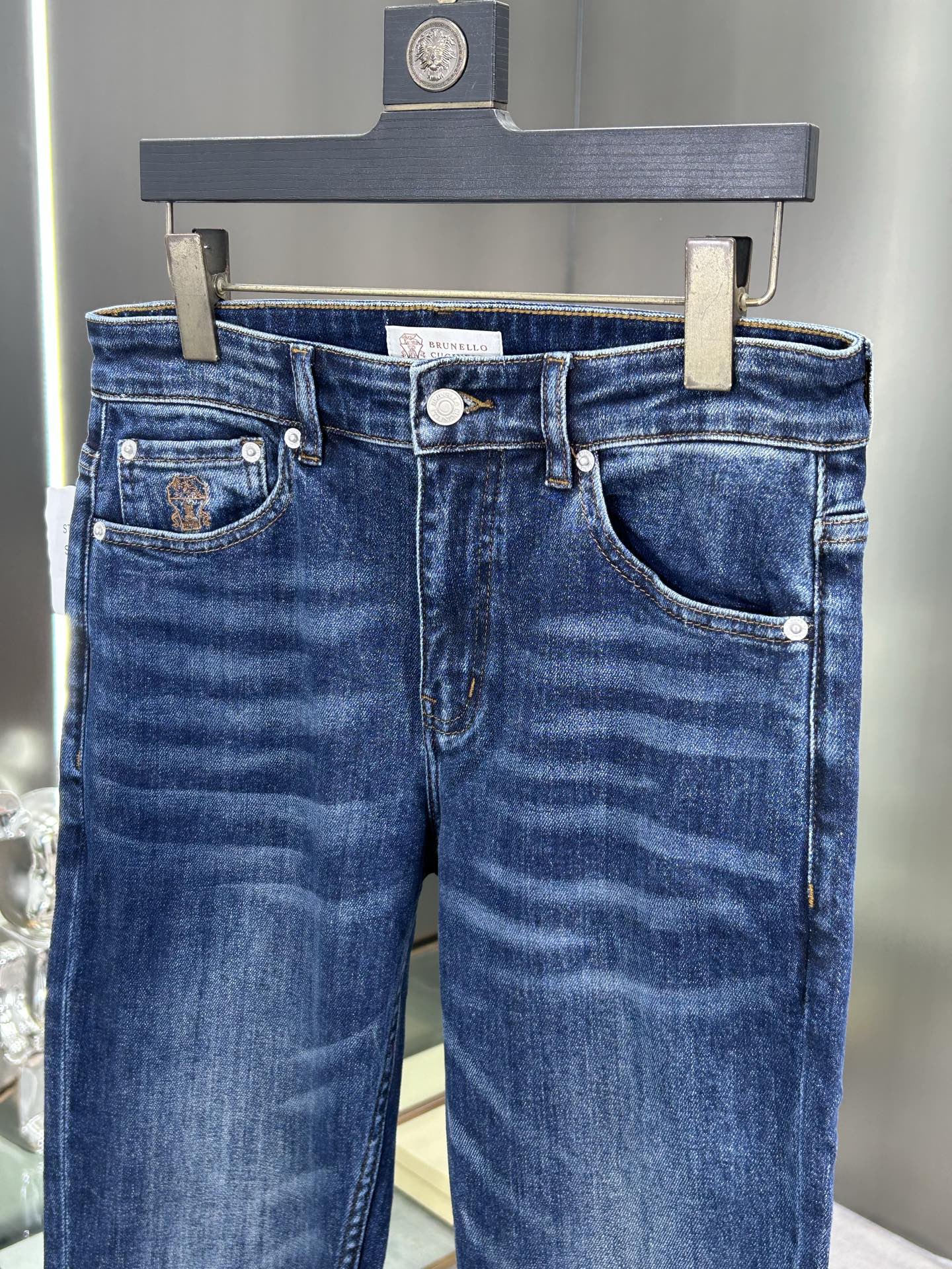  BC 25新款牛仔裤休闲版 采用精选原版面料，穿着柔软服适绣气，具有独特弹力纤维不易变形而又耐磨，上身