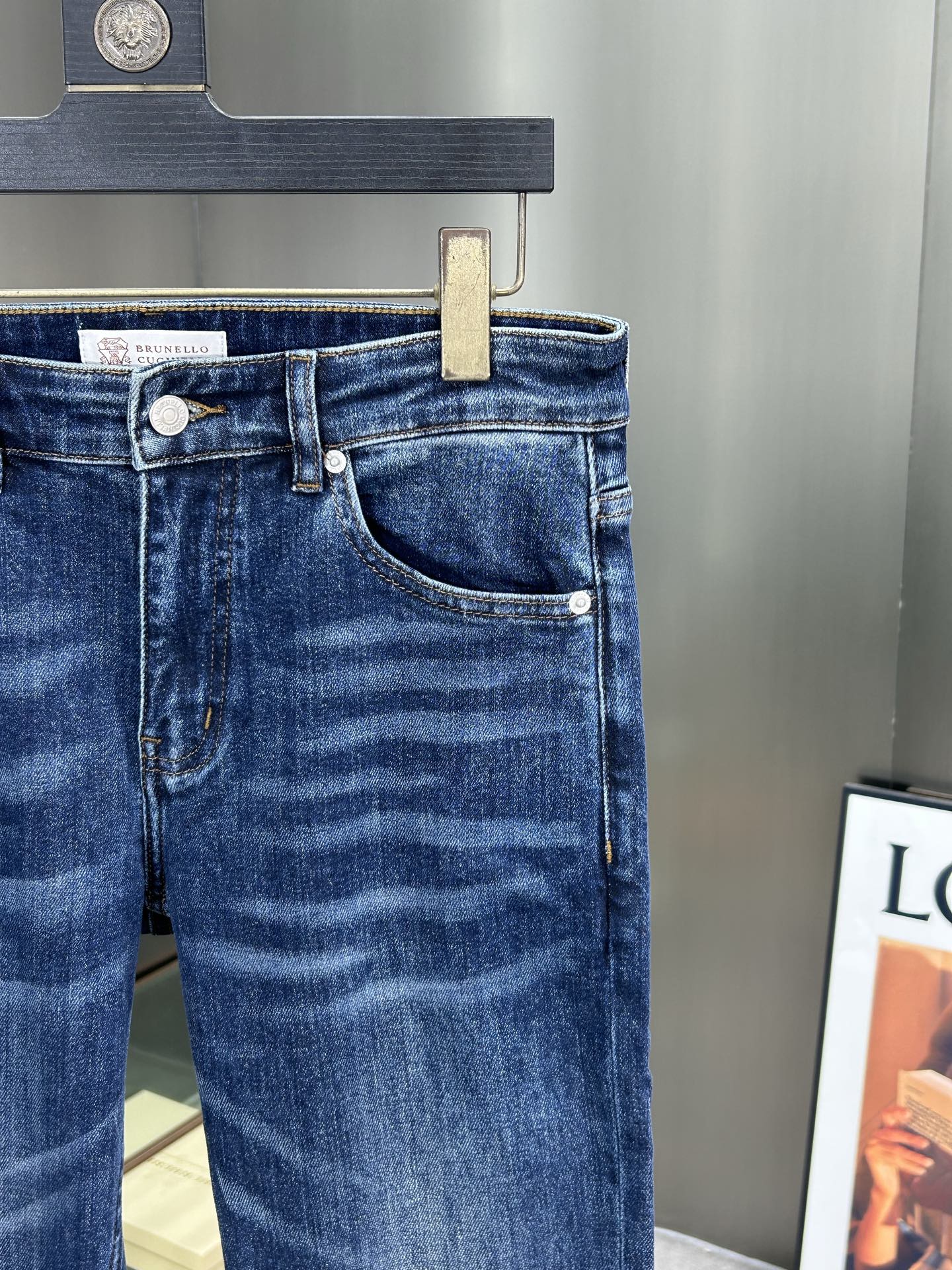  BC 25新款牛仔裤休闲版 采用精选原版面料，穿着柔软服适绣气，具有独特弹力纤维不易变形而又耐磨，上身