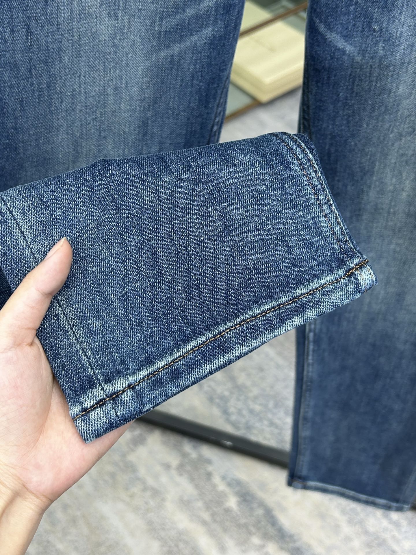  LV 25新款牛仔裤休闲版 采用精选原版面料，穿着柔软服适绣气，具有独特弹力纤维不易变形而又耐磨，上身