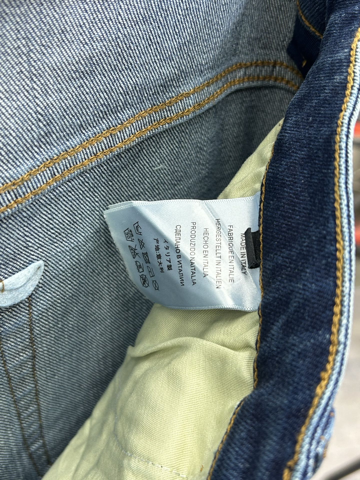  LV 25新款牛仔裤休闲版 采用精选原版面料，穿着柔软服适绣气，具有独特弹力纤维不易变形而又耐磨，上身