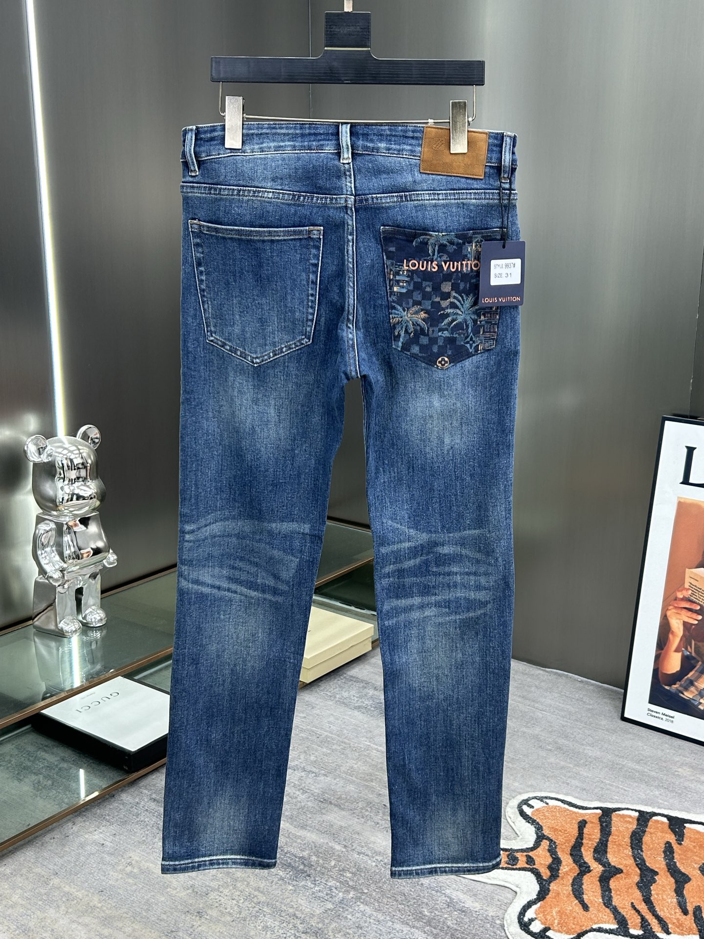  LV 25新款牛仔裤休闲版 采用精选原版面料，穿着柔软服适绣气，具有独特弹力纤维不易变形而又耐磨，上身