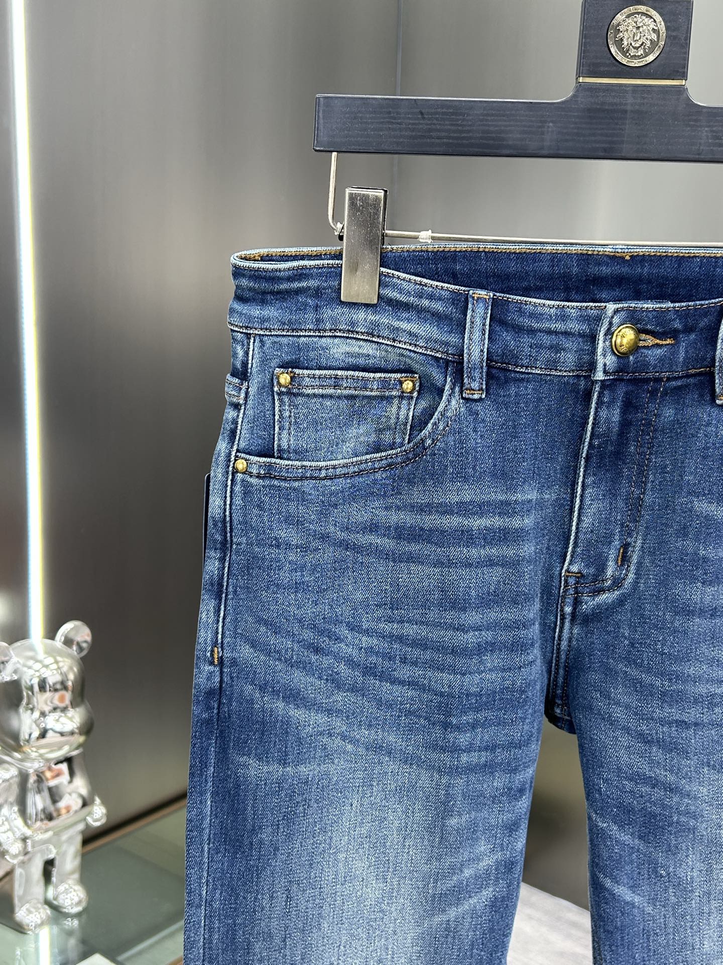  LV 25新款牛仔裤休闲版 采用精选原版面料，穿着柔软服适绣气，具有独特弹力纤维不易变形而又耐磨，上身