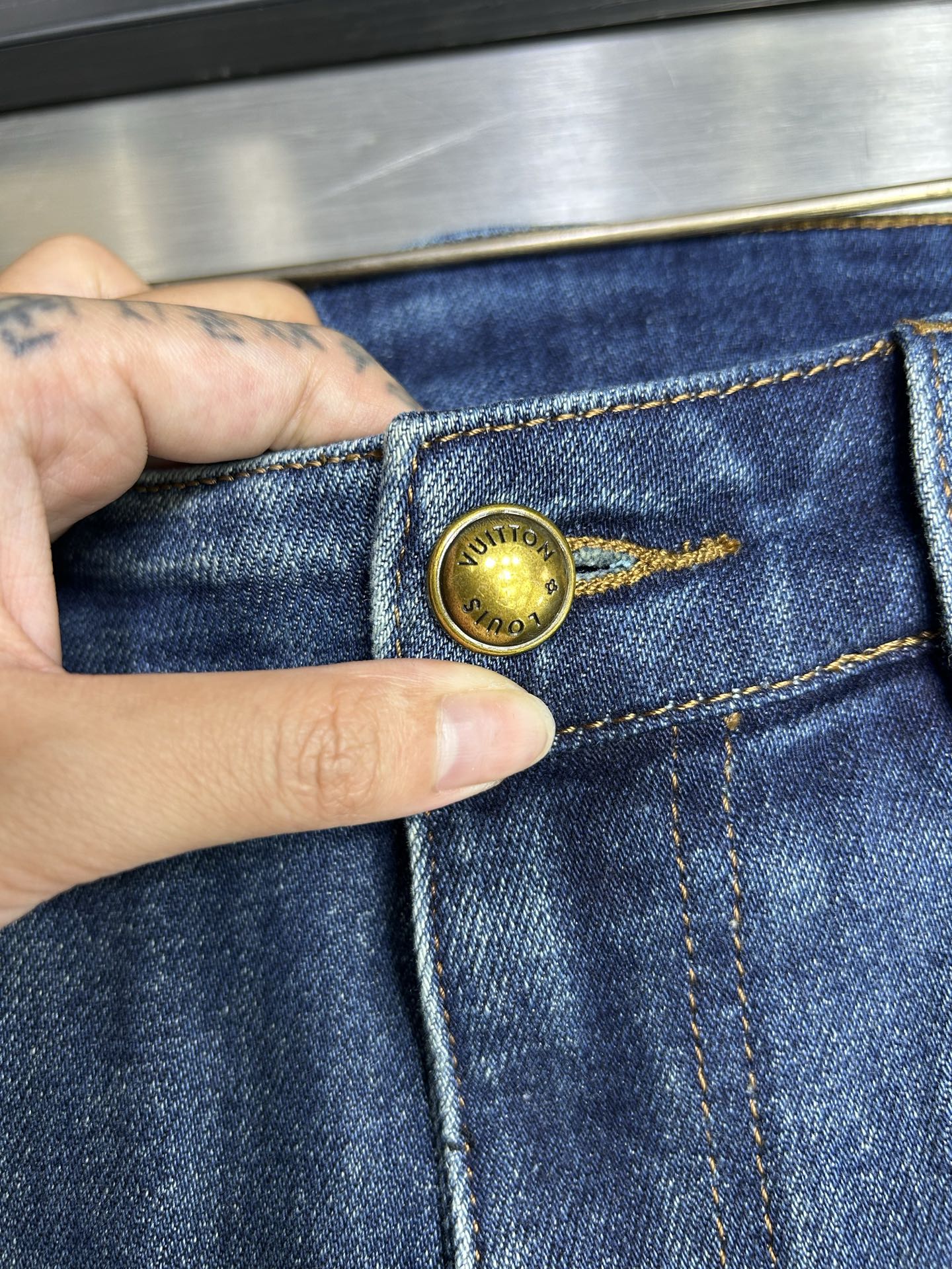  LV 25新款牛仔裤休闲版 采用精选原版面料，穿着柔软服适绣气，具有独特弹力纤维不易变形而又耐磨，上身