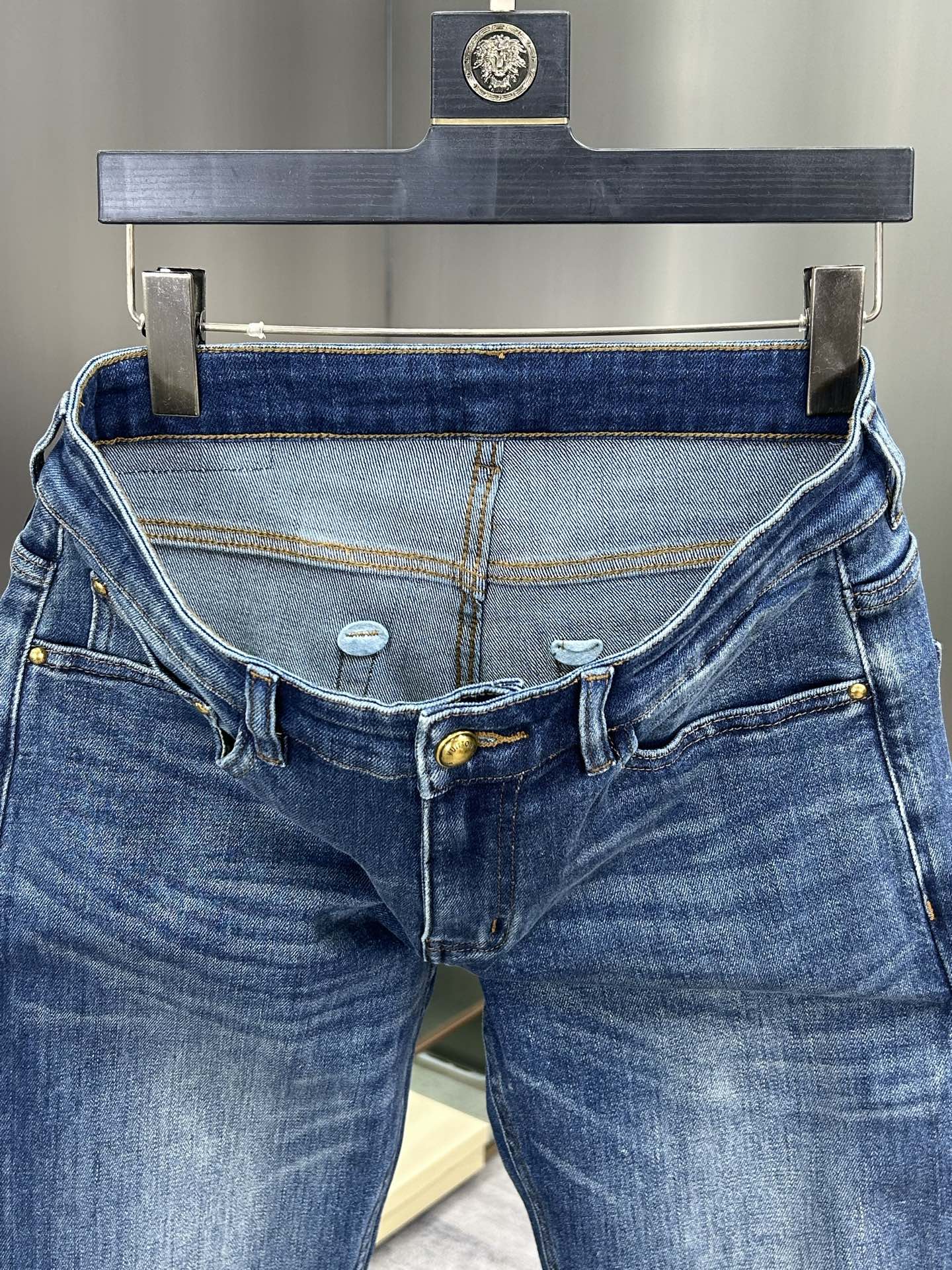  LV 25新款牛仔裤休闲版 采用精选原版面料，穿着柔软服适绣气，具有独特弹力纤维不易变形而又耐磨，上身