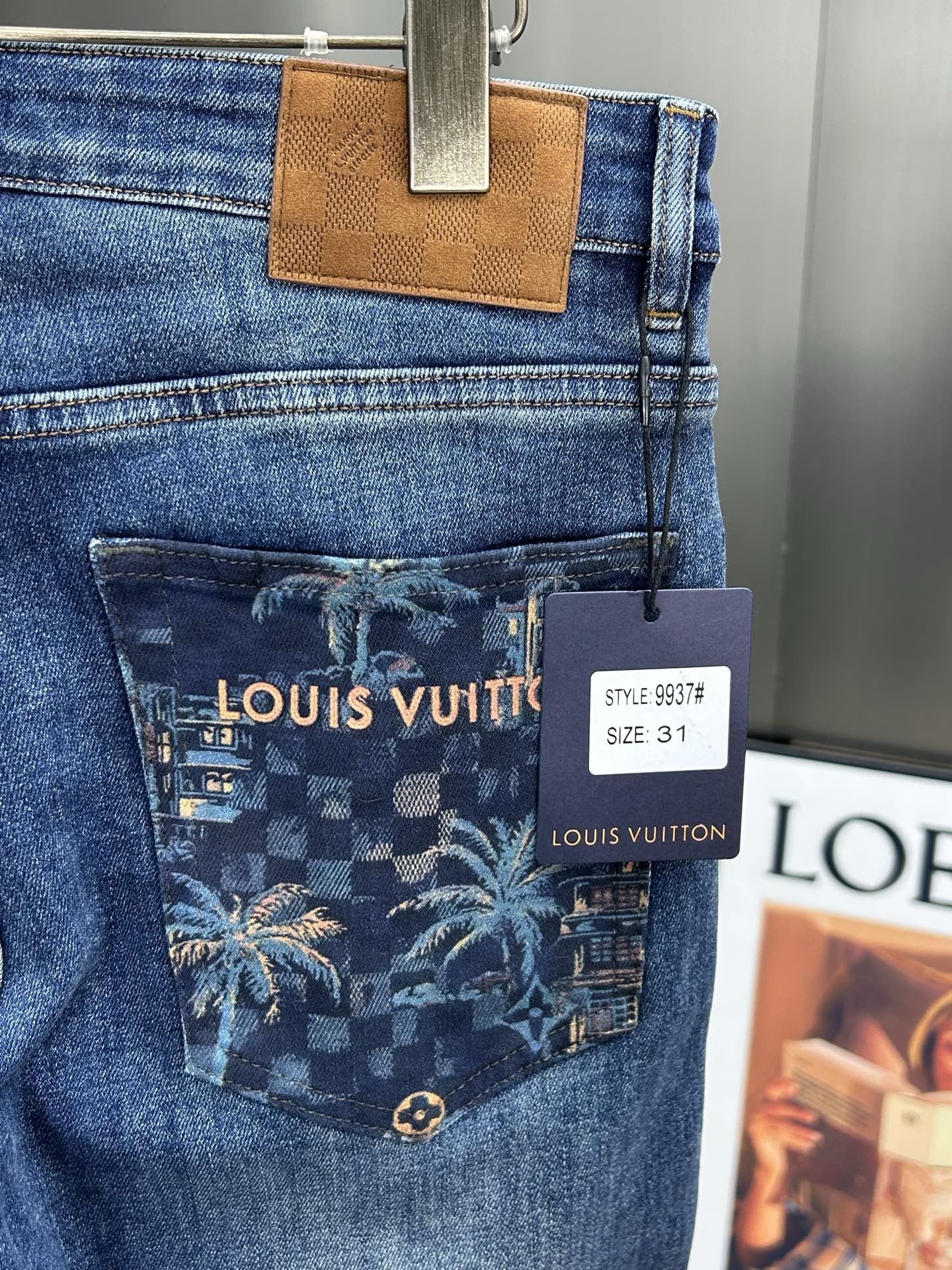  LV 25新款牛仔裤休闲版 采用精选原版面料，穿着柔软服适绣气，具有独特弹力纤维不易变形而又耐磨，上身