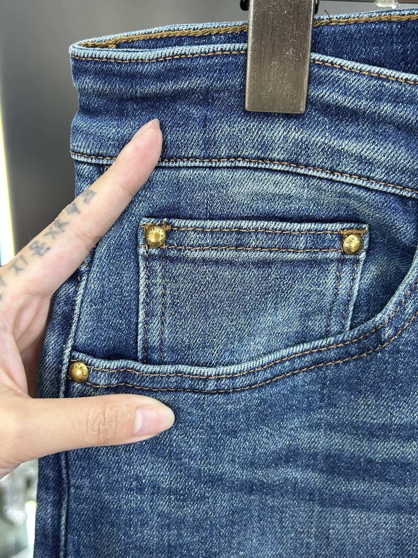  LV 25新款牛仔裤休闲版 采用精选原版面料，穿着柔软服适绣气，具有独特弹力纤维不易变形而又耐磨，上身