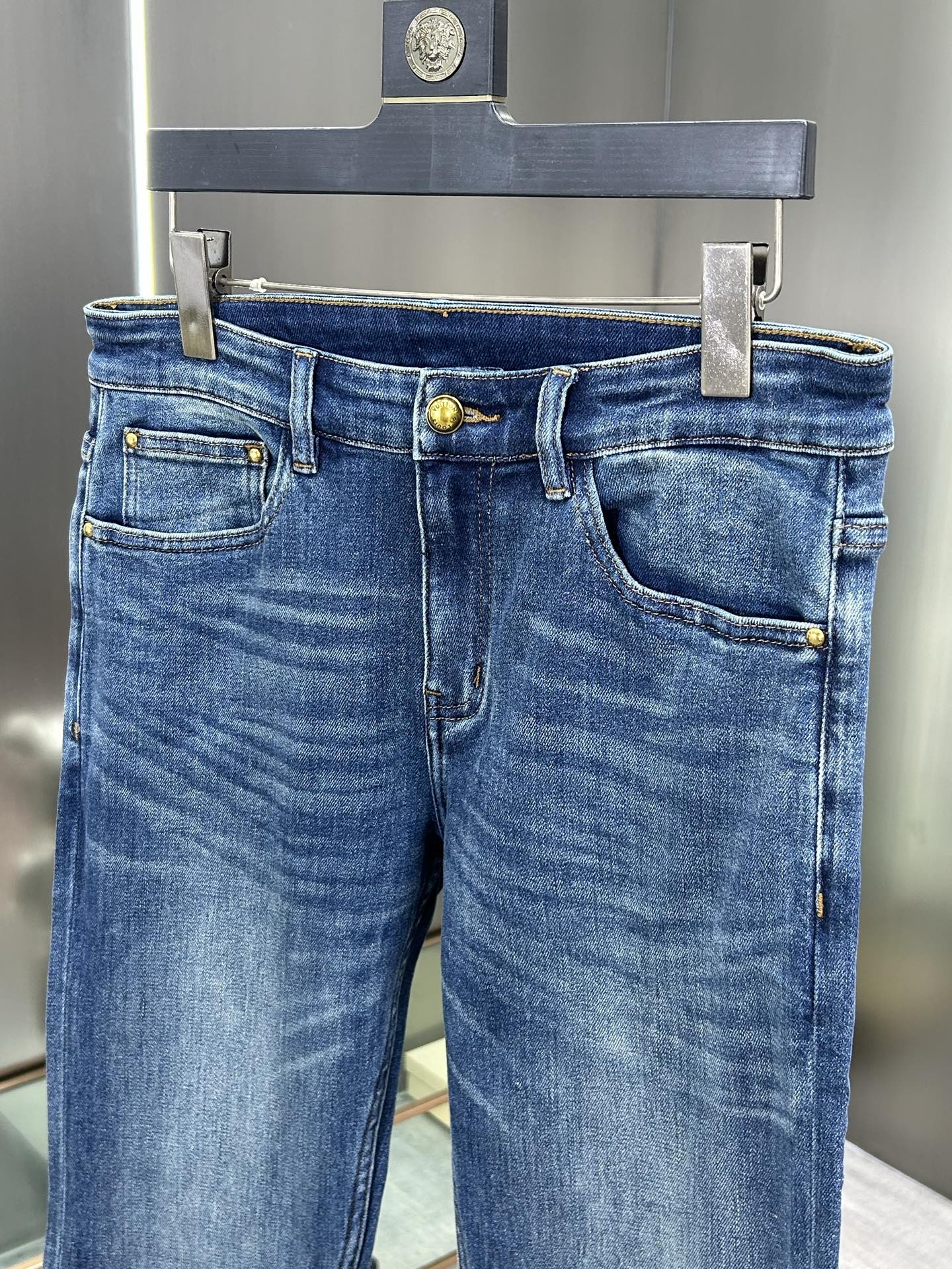 LV 25新款牛仔裤休闲版 采用精选原版面料，穿着柔软服适绣气，具有独特弹力纤维不易变形而又耐磨，上身