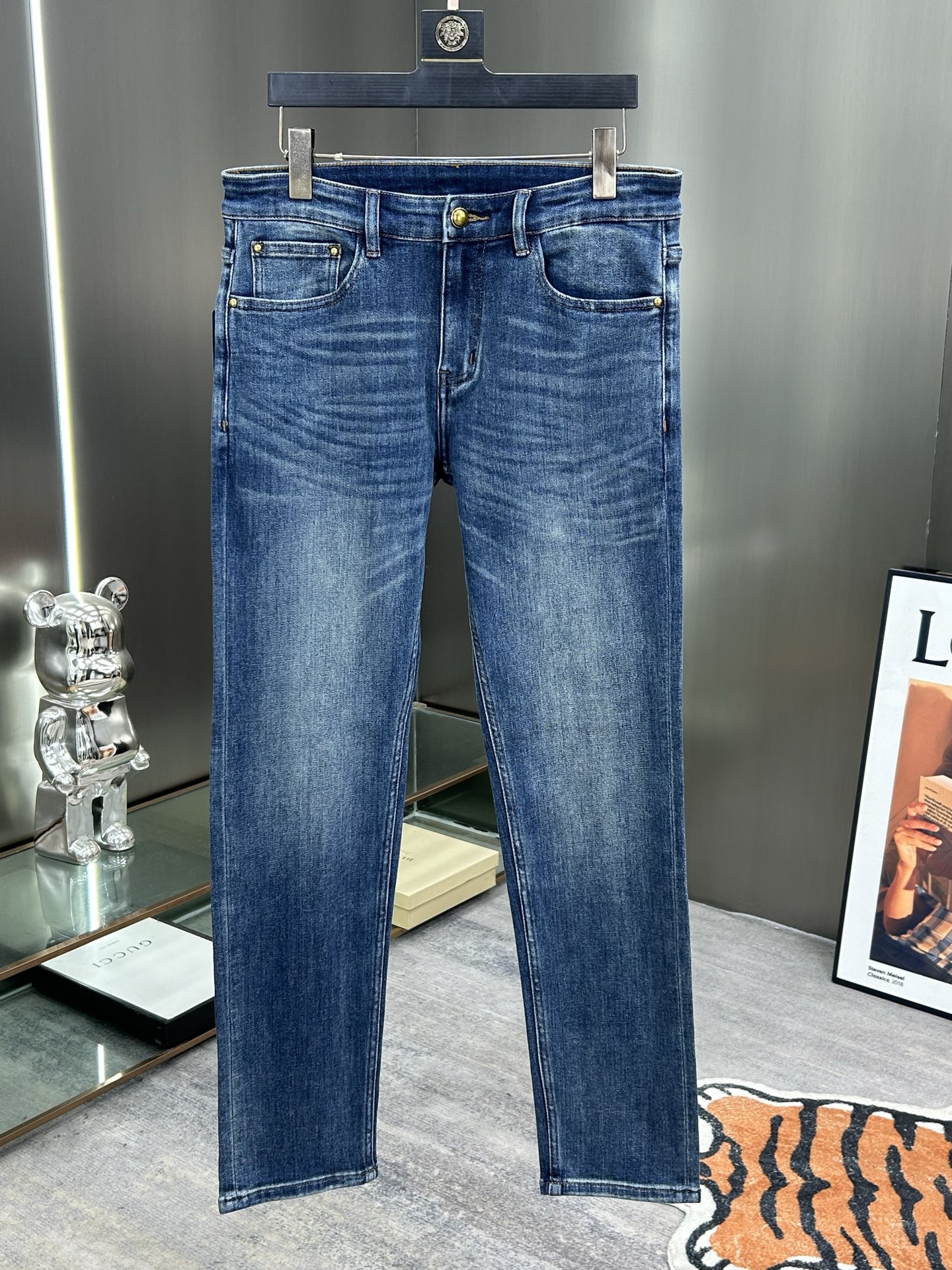  LV 25新款牛仔裤休闲版 采用精选原版面料，穿着柔软服适绣气，具有独特弹力纤维不易变形而又耐磨，上身