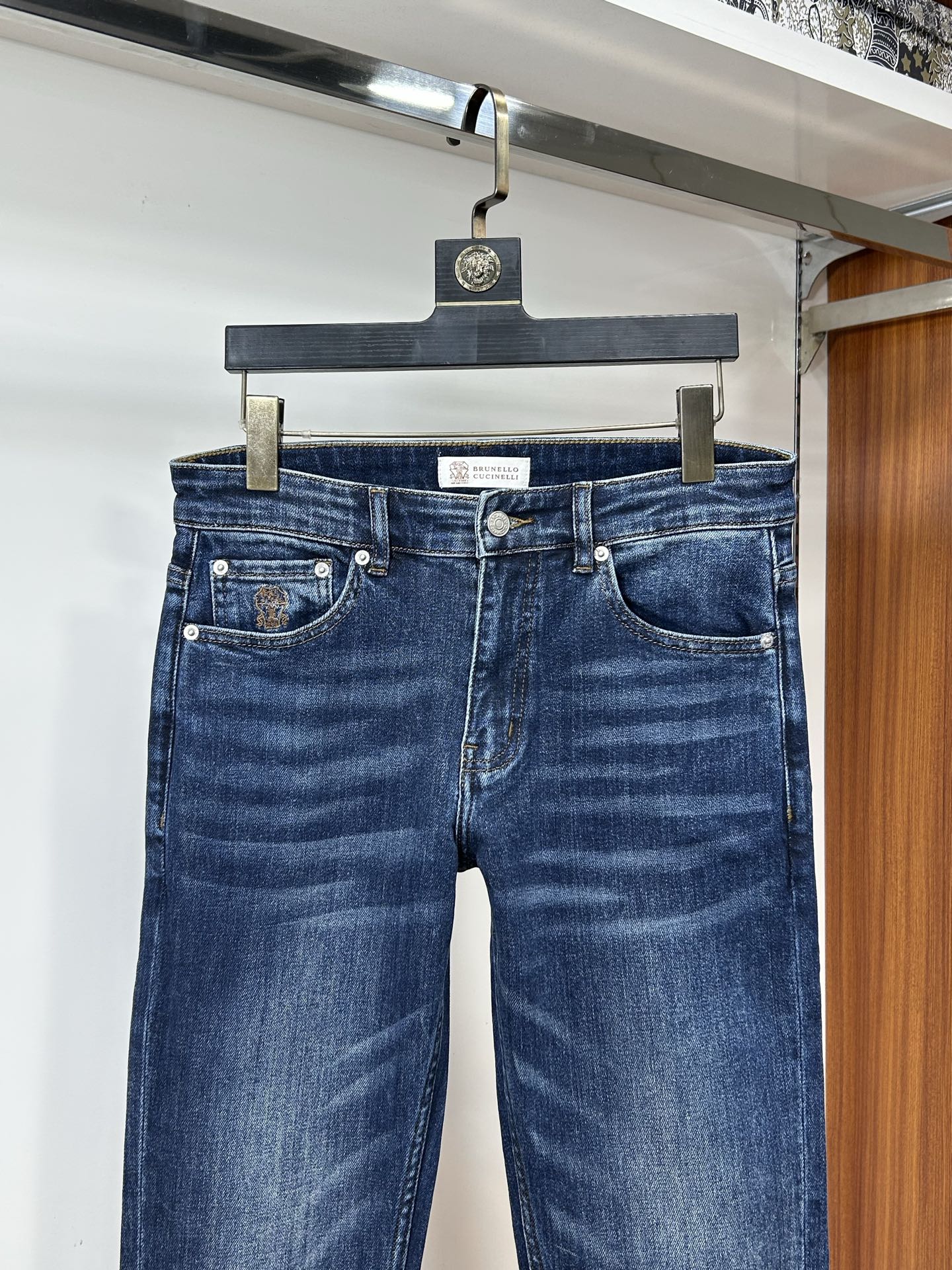  BC 25新款牛仔裤休闲版 采用精选原版面料，穿着柔软服适绣气，具有独特弹力纤维不易变形而又耐磨，上身