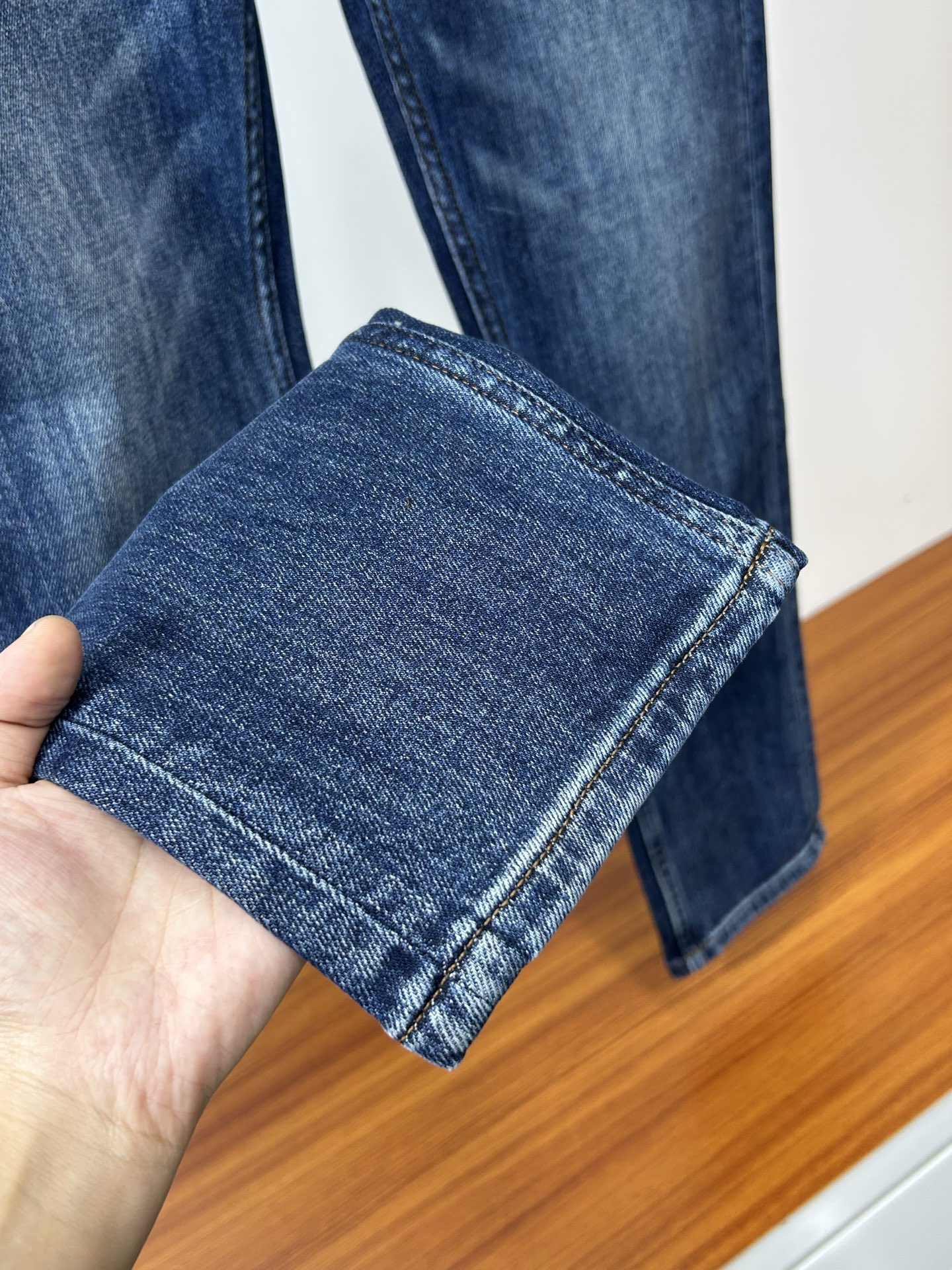  BC 25新款牛仔裤休闲版 采用精选原版面料，穿着柔软服适绣气，具有独特弹力纤维不易变形而又耐磨，上身