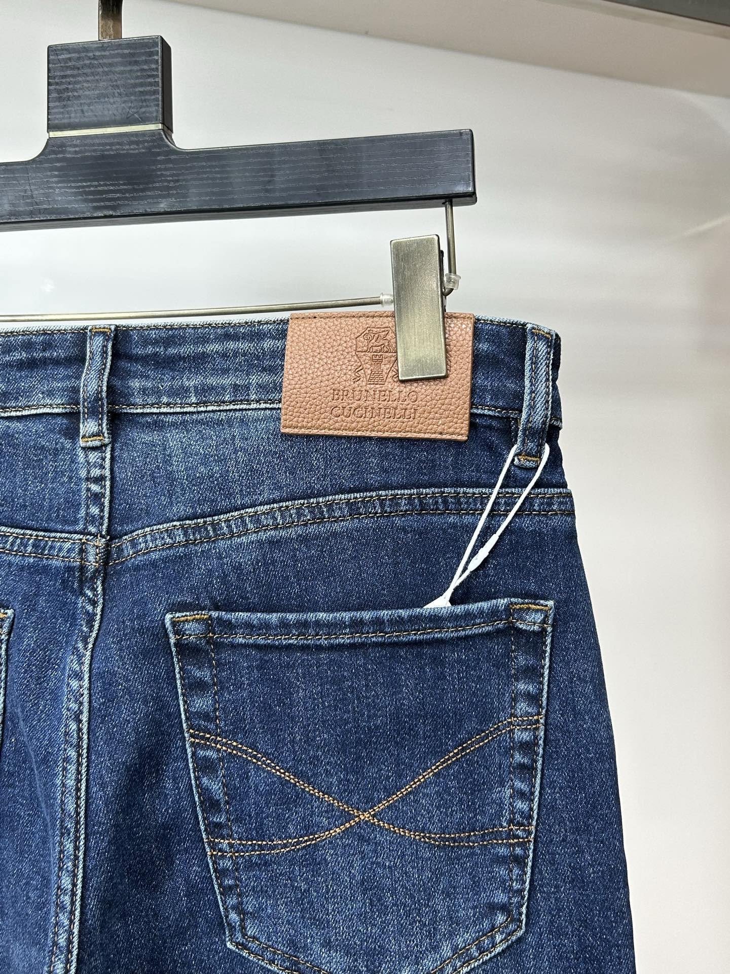  BC 25新款牛仔裤休闲版 采用精选原版面料，穿着柔软服适绣气，具有独特弹力纤维不易变形而又耐磨，上身