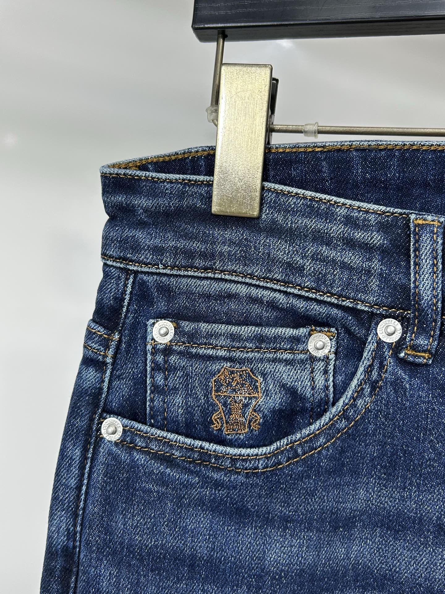  BC 25新款牛仔裤休闲版 采用精选原版面料，穿着柔软服适绣气，具有独特弹力纤维不易变形而又耐磨，上身