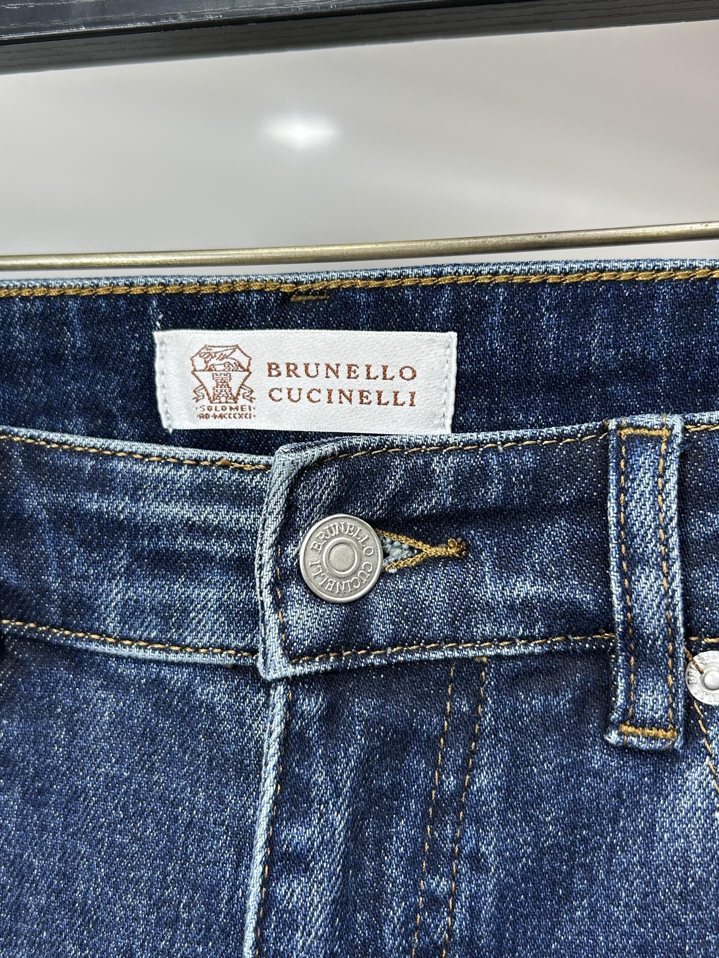  BC 25新款牛仔裤休闲版 采用精选原版面料，穿着柔软服适绣气，具有独特弹力纤维不易变形而又耐磨，上身