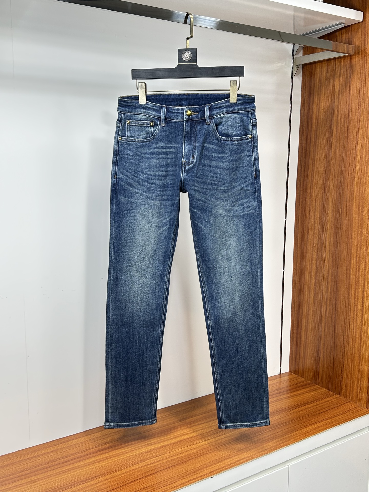  LV 25新款牛仔裤休闲版 采用精选原版面料，穿着柔软服适绣气，具有独特弹力纤维不易变形而又耐磨，上身