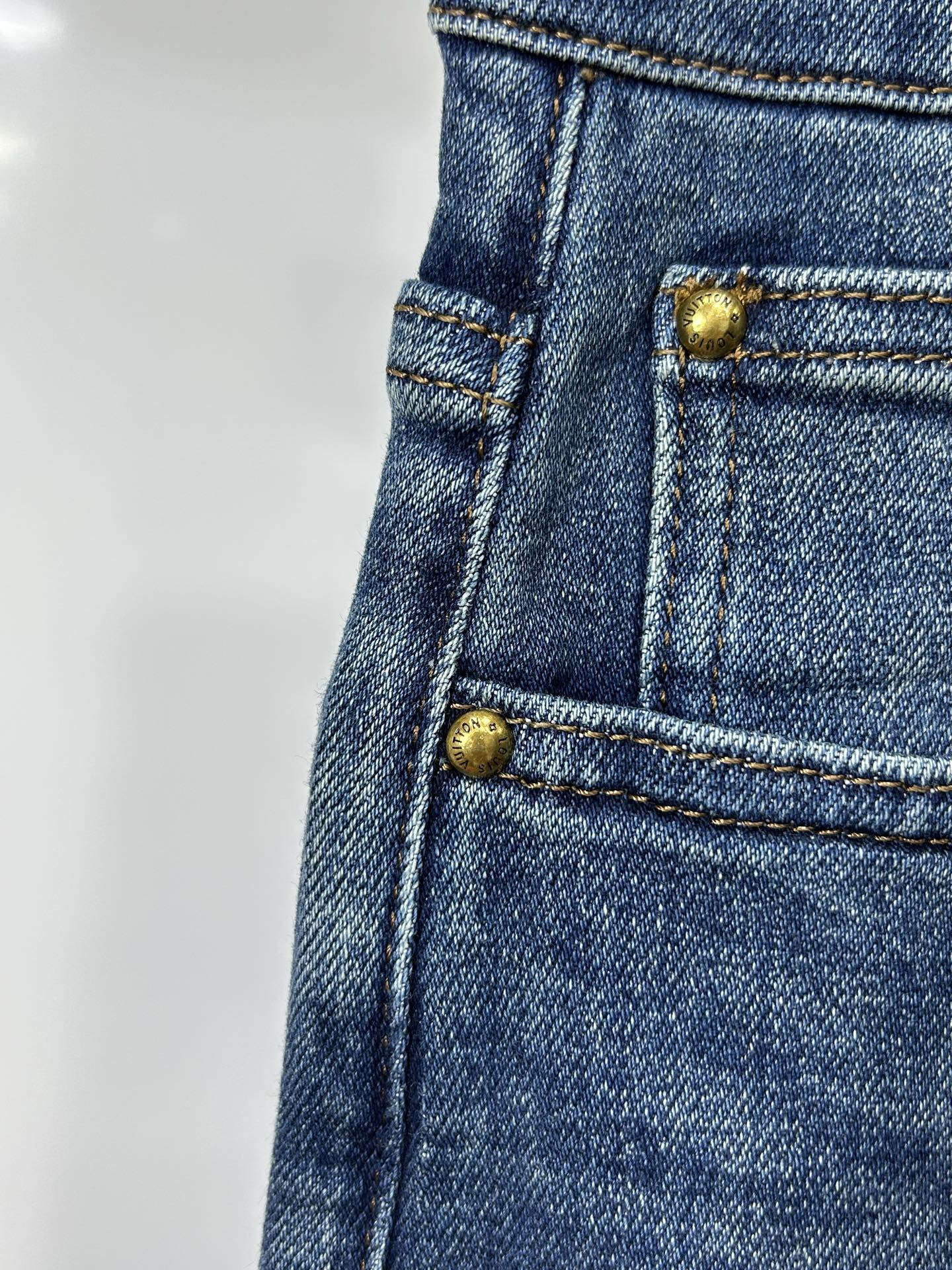  LV 25新款牛仔裤休闲版 采用精选原版面料，穿着柔软服适绣气，具有独特弹力纤维不易变形而又耐磨，上身