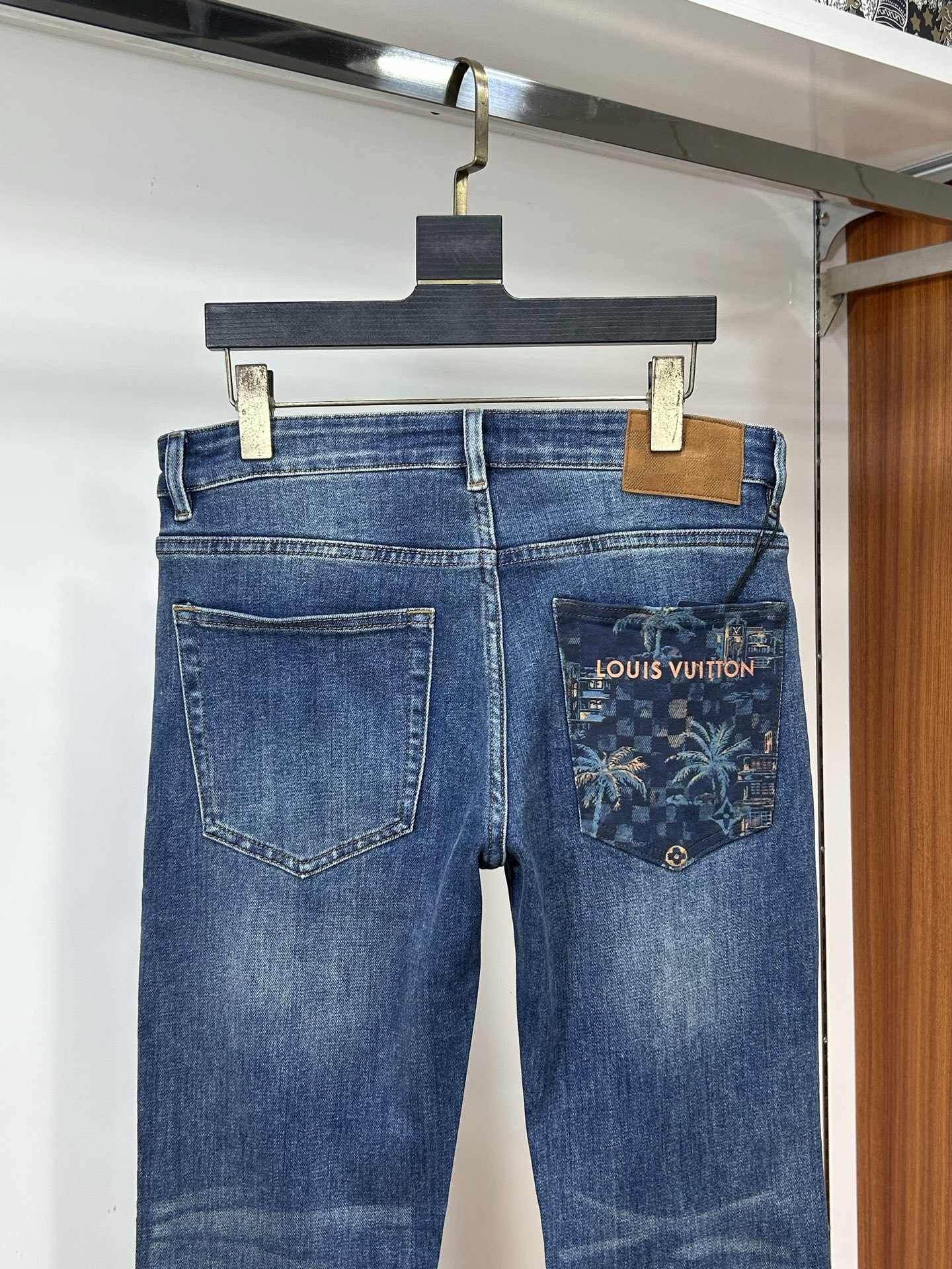  LV 25新款牛仔裤休闲版 采用精选原版面料，穿着柔软服适绣气，具有独特弹力纤维不易变形而又耐磨，上身