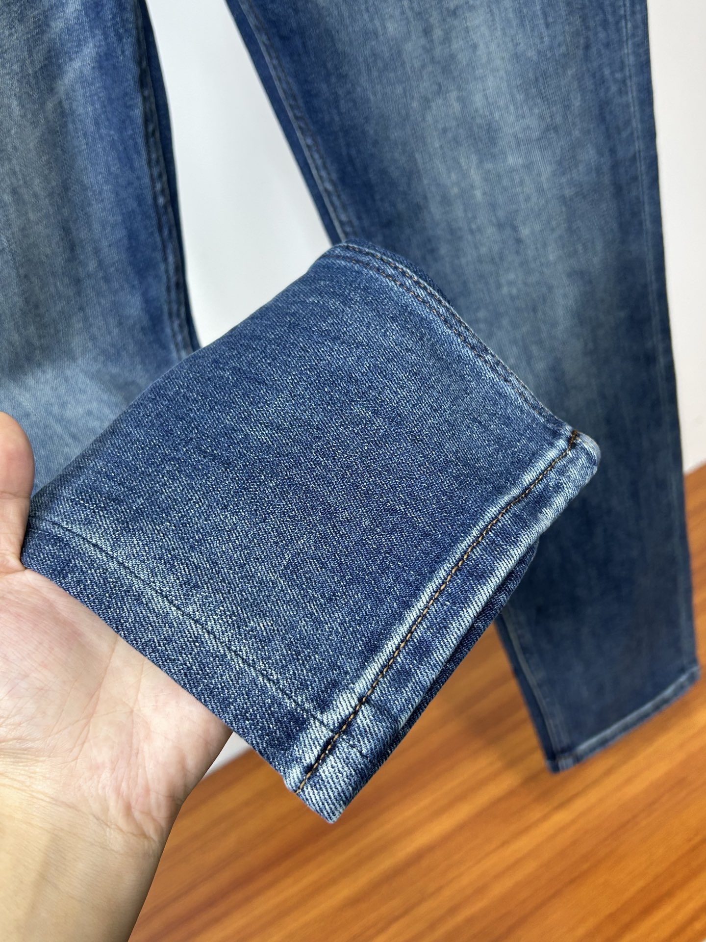  LV 25新款牛仔裤休闲版 采用精选原版面料，穿着柔软服适绣气，具有独特弹力纤维不易变形而又耐磨，上身