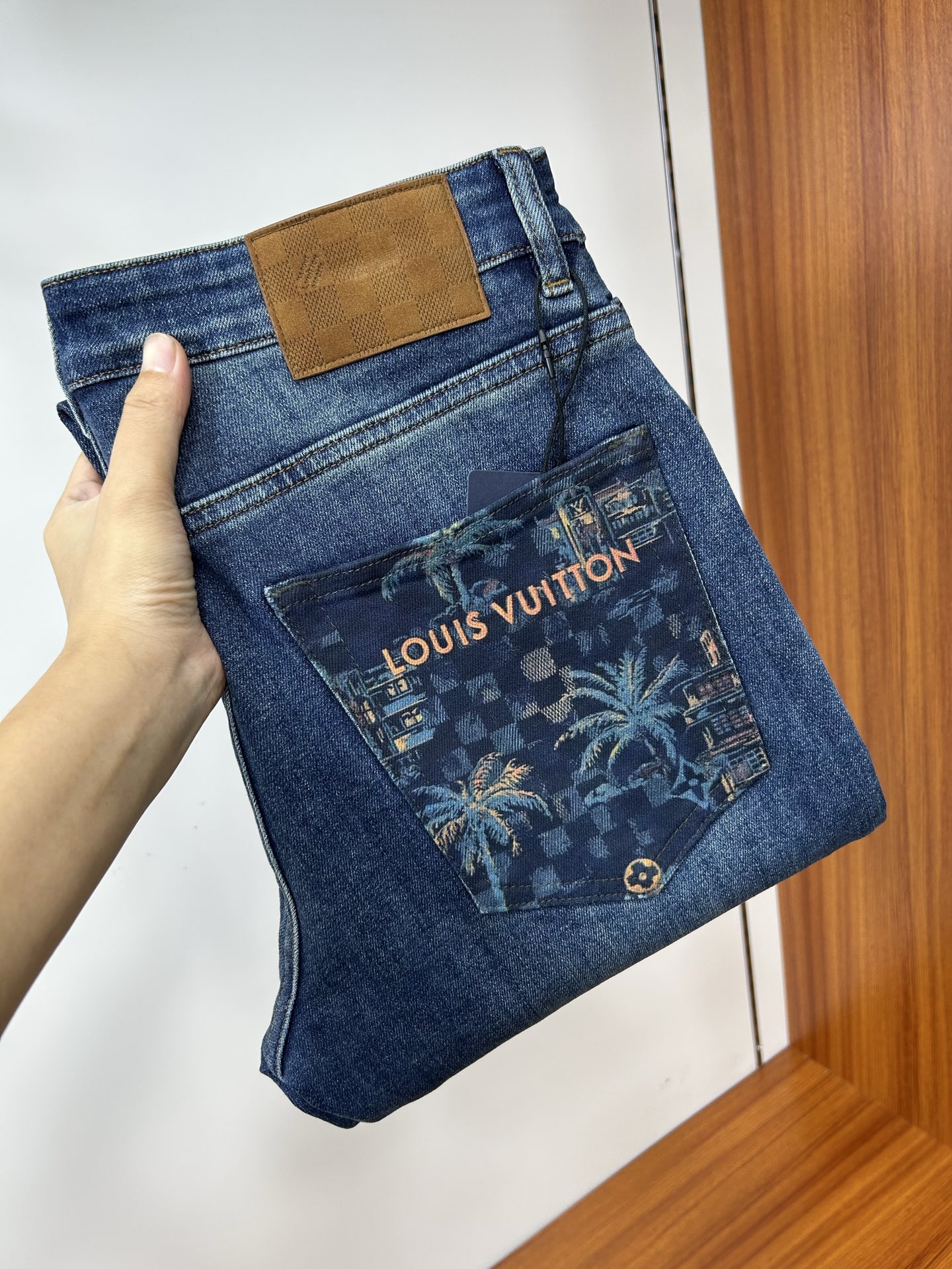  LV 25新款牛仔裤休闲版 采用精选原版面料，穿着柔软服适绣气，具有独特弹力纤维不易变形而又耐磨，上身