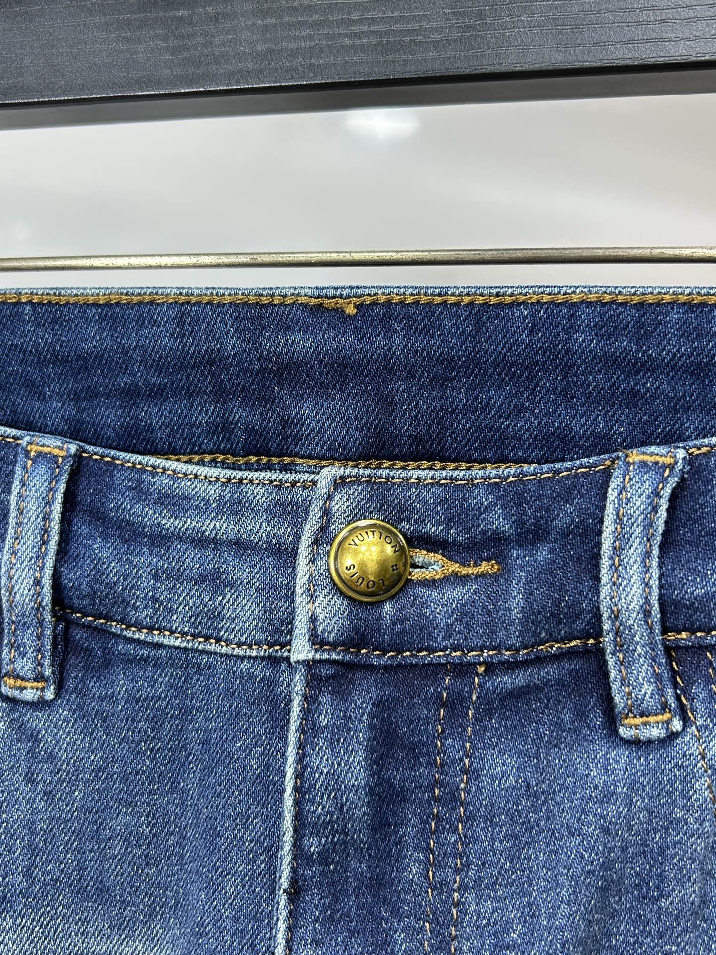  LV 25新款牛仔裤休闲版 采用精选原版面料，穿着柔软服适绣气，具有独特弹力纤维不易变形而又耐磨，上身