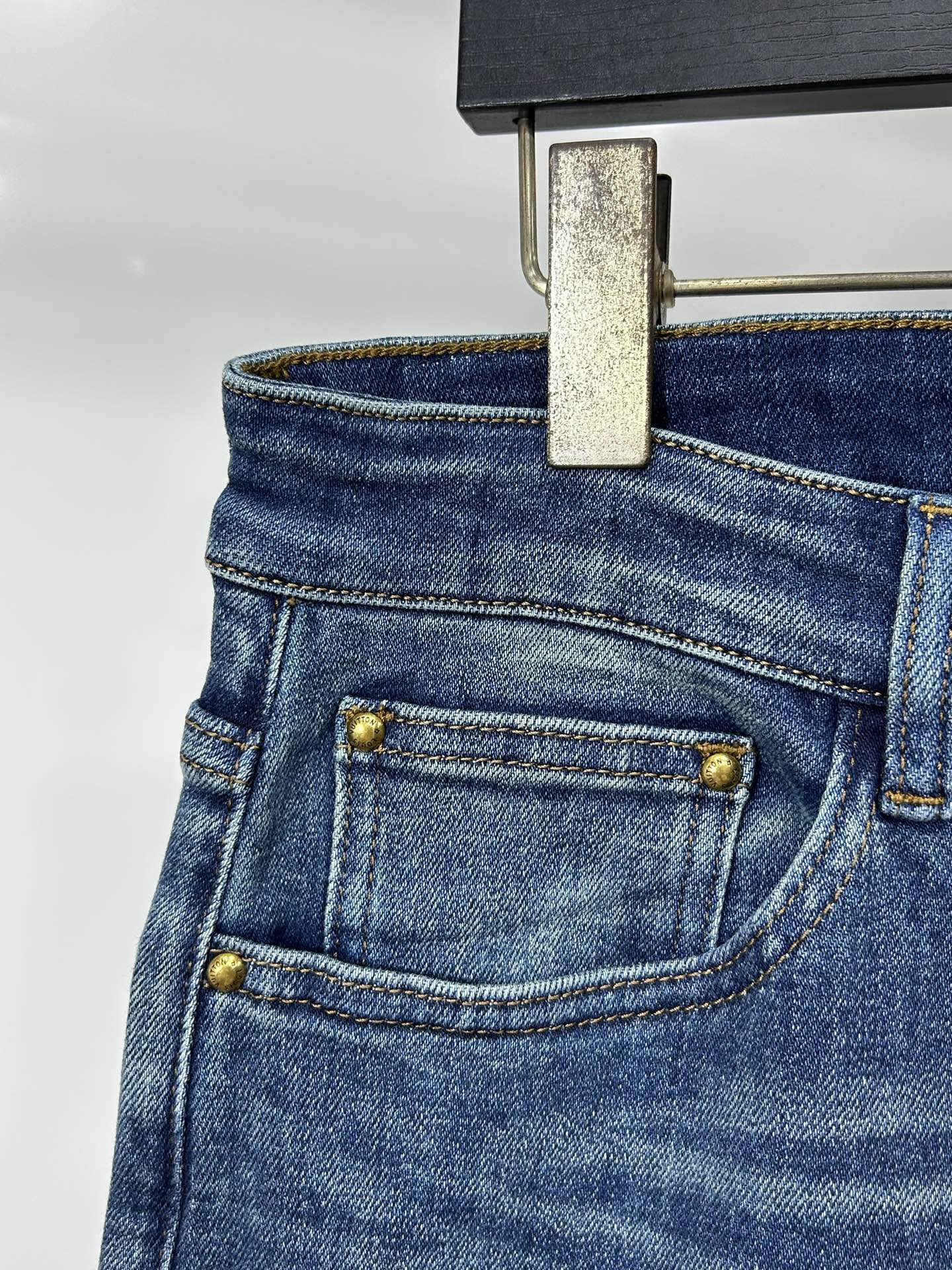  LV 25新款牛仔裤休闲版 采用精选原版面料，穿着柔软服适绣气，具有独特弹力纤维不易变形而又耐磨，上身