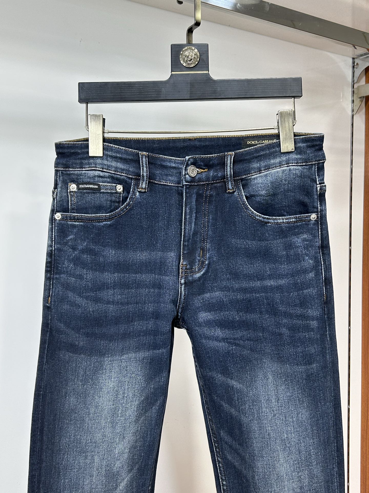  DG 25新款牛仔裤休闲版 采用精选原版面料，穿着柔软服适绣气，具有独特弹力纤维不易变形而又耐磨，上身