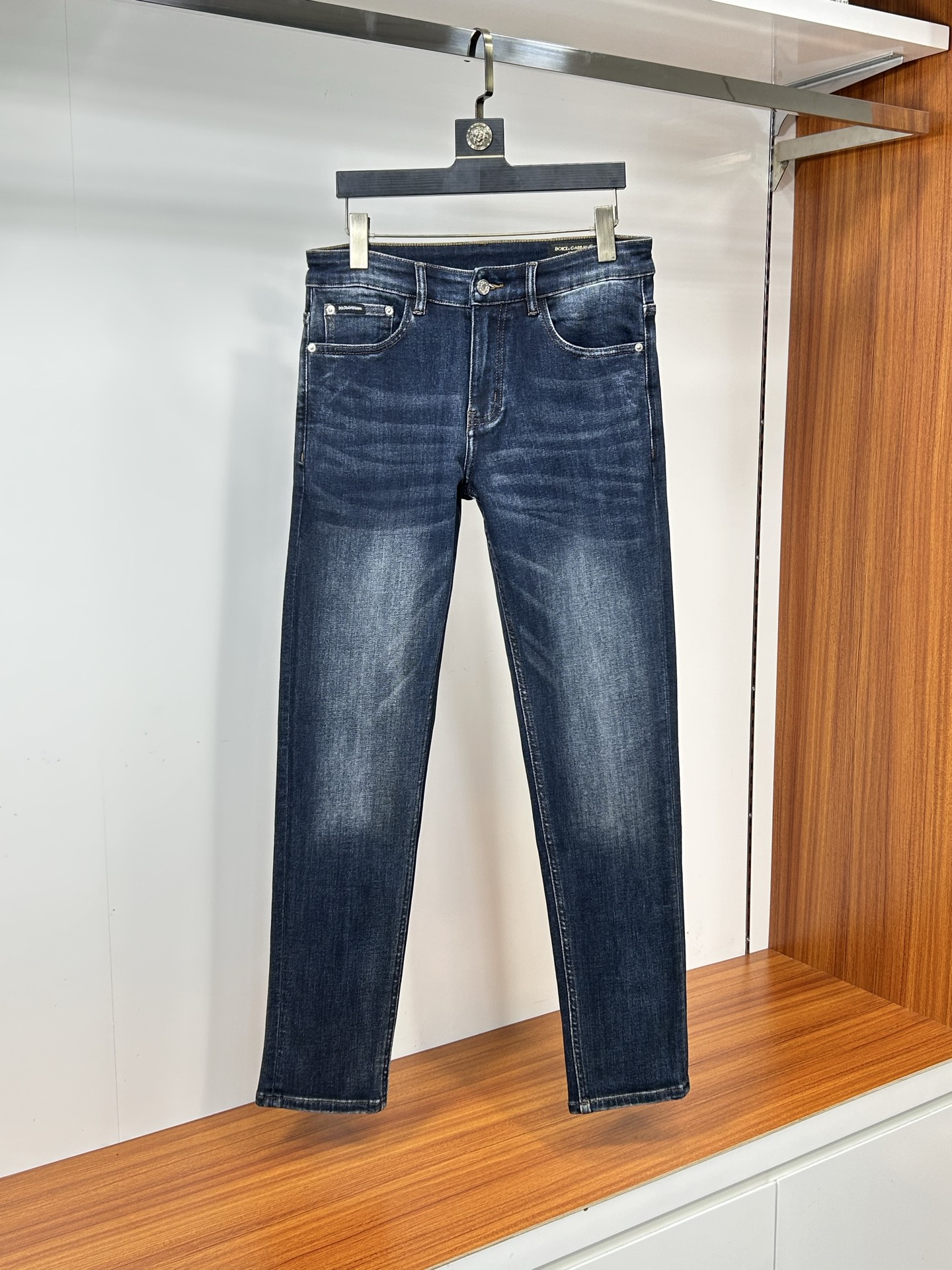  DG 25新款牛仔裤休闲版 采用精选原版面料，穿着柔软服适绣气，具有独特弹力纤维不易变形而又耐磨，上身