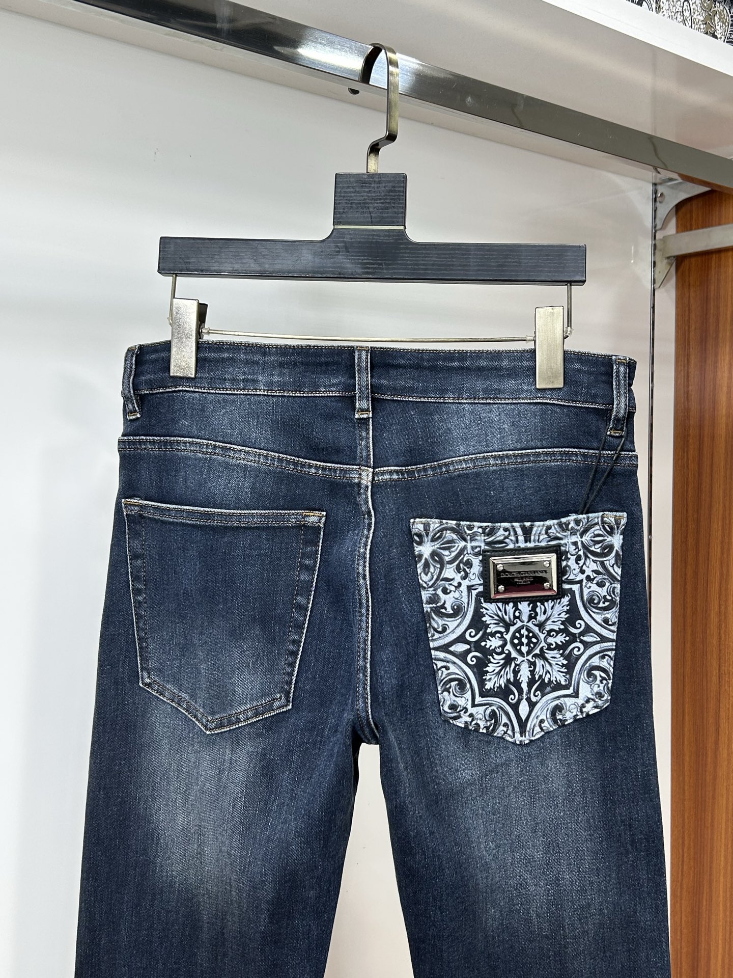  DG 25新款牛仔裤休闲版 采用精选原版面料，穿着柔软服适绣气，具有独特弹力纤维不易变形而又耐磨，上身