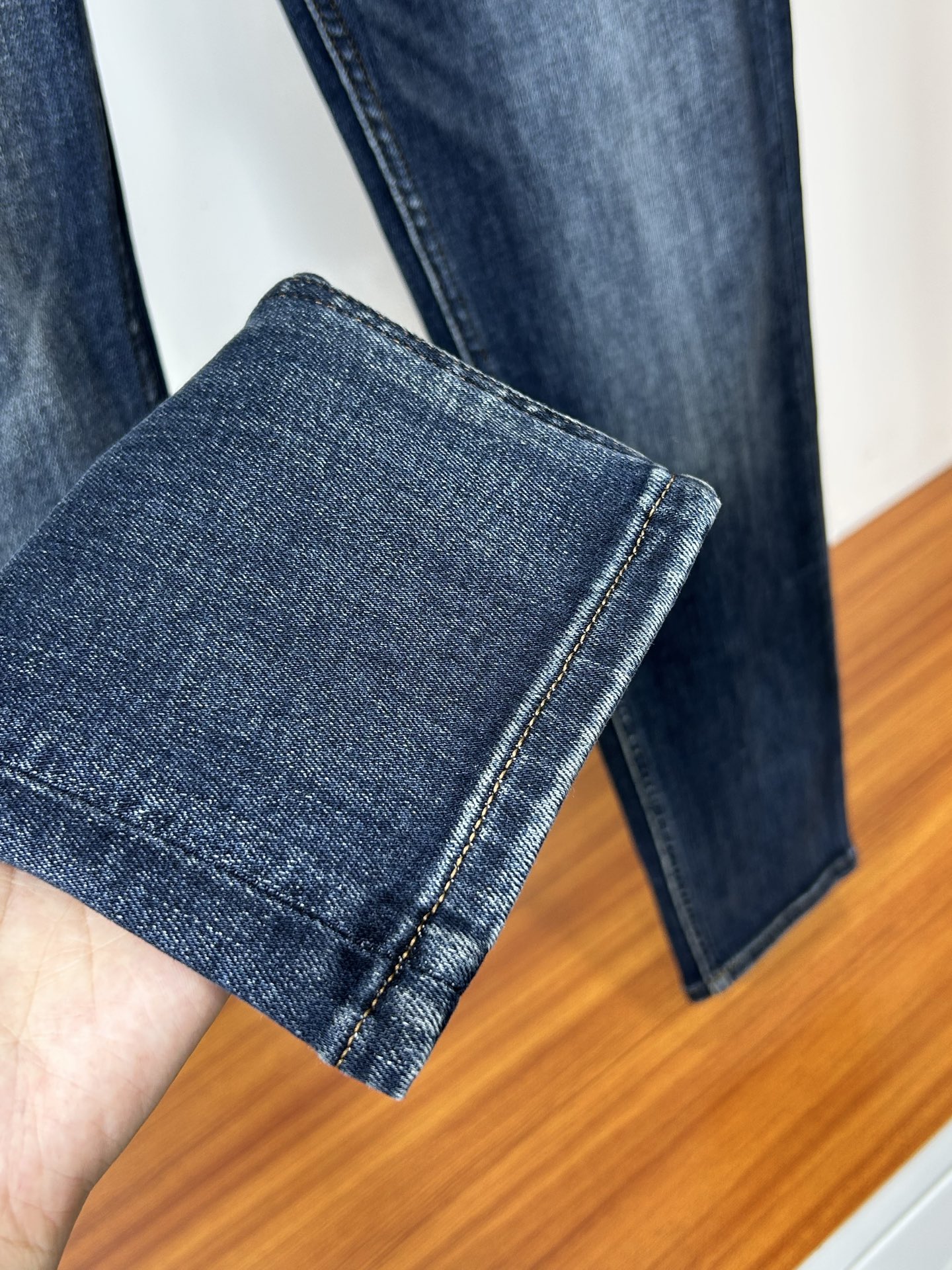  DG 25新款牛仔裤休闲版 采用精选原版面料，穿着柔软服适绣气，具有独特弹力纤维不易变形而又耐磨，上身