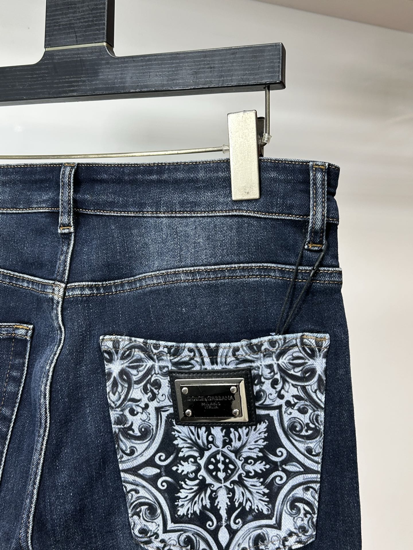  DG 25新款牛仔裤休闲版 采用精选原版面料，穿着柔软服适绣气，具有独特弹力纤维不易变形而又耐磨，上身