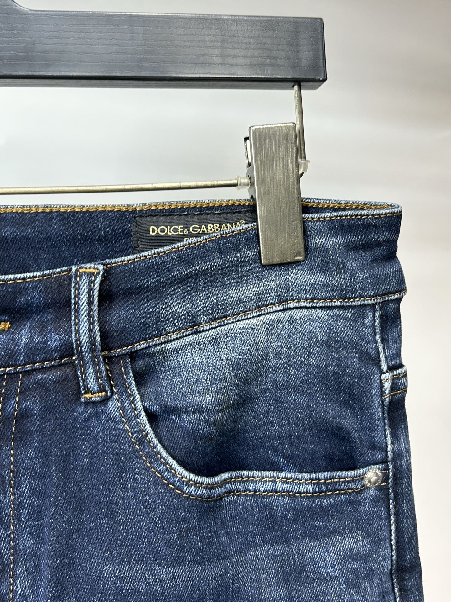  DG 25新款牛仔裤休闲版 采用精选原版面料，穿着柔软服适绣气，具有独特弹力纤维不易变形而又耐磨，上身