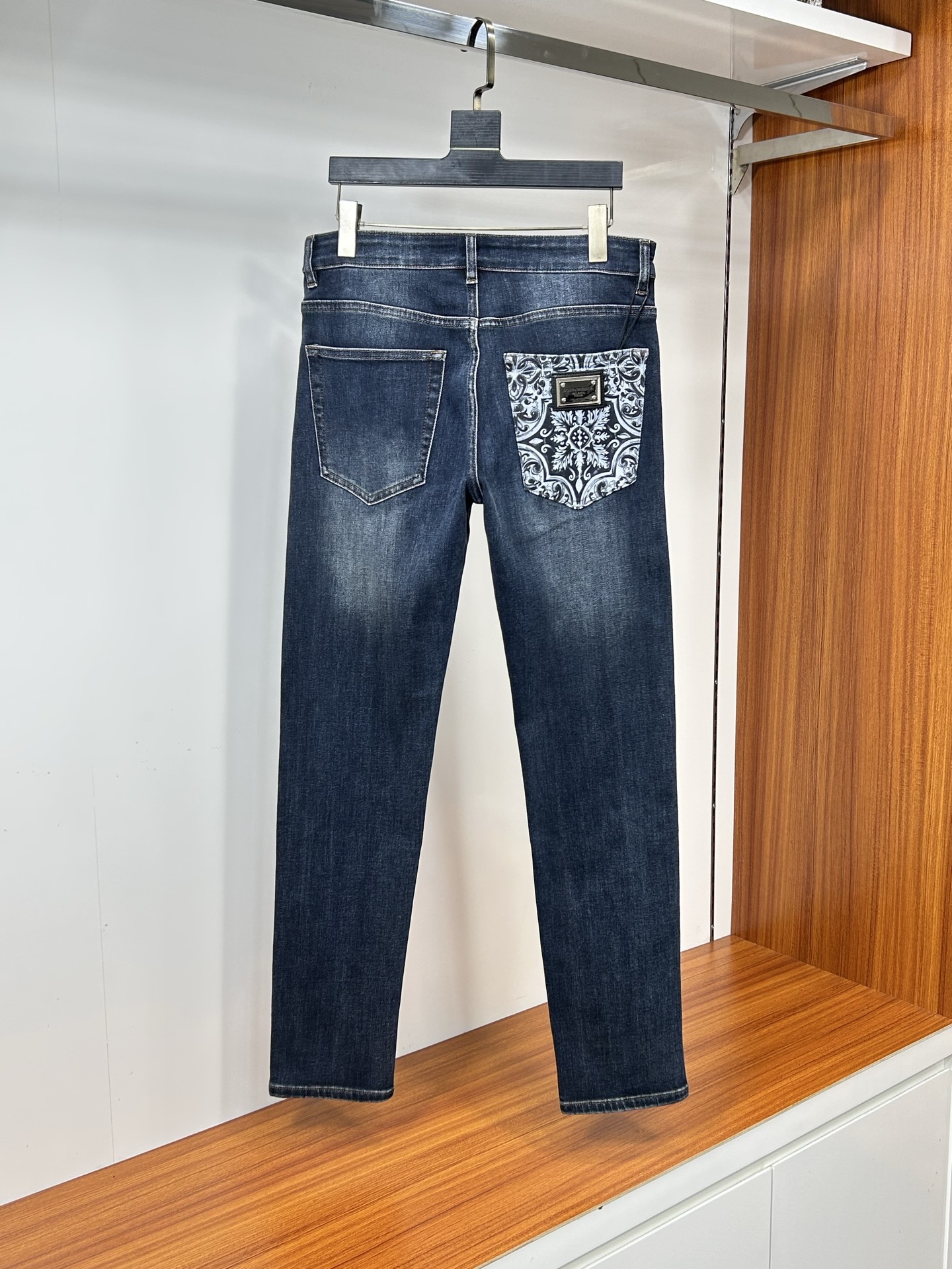  DG 25新款牛仔裤休闲版 采用精选原版面料，穿着柔软服适绣气，具有独特弹力纤维不易变形而又耐磨，上身